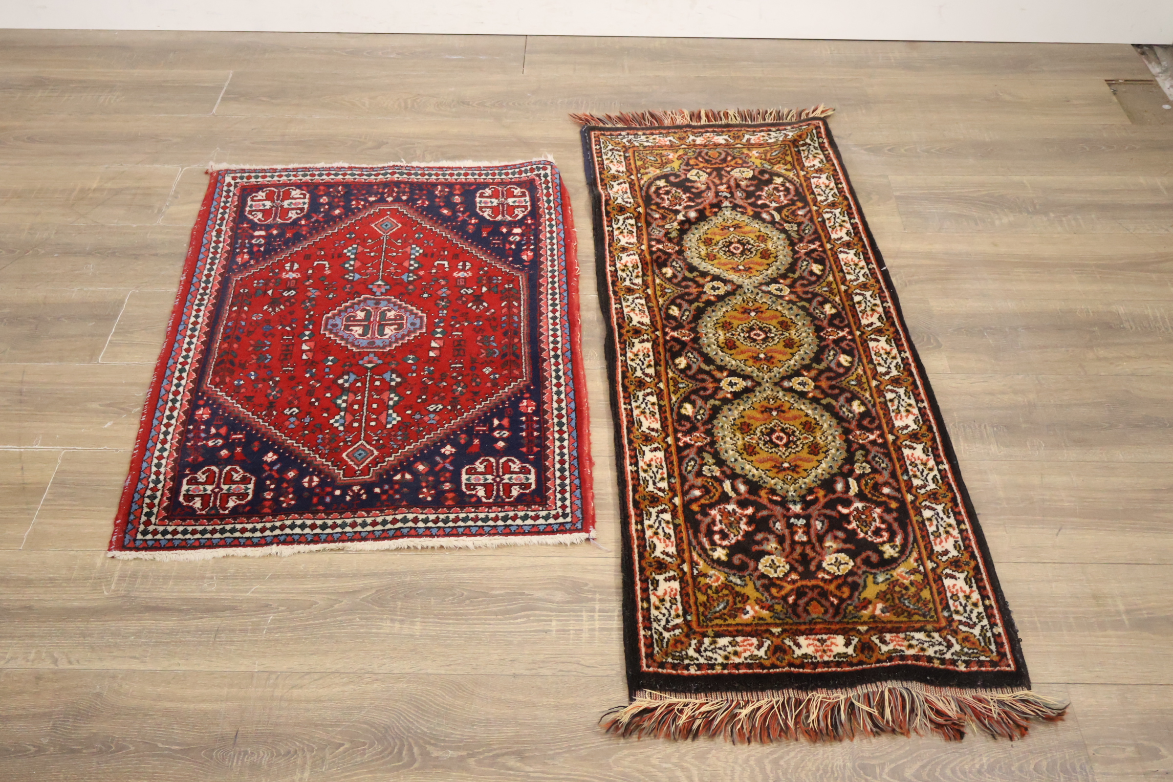 Set van twee decoratieve vloerkleden – foto 5 – kavel bij GSD Auctions, Zoeterwoude