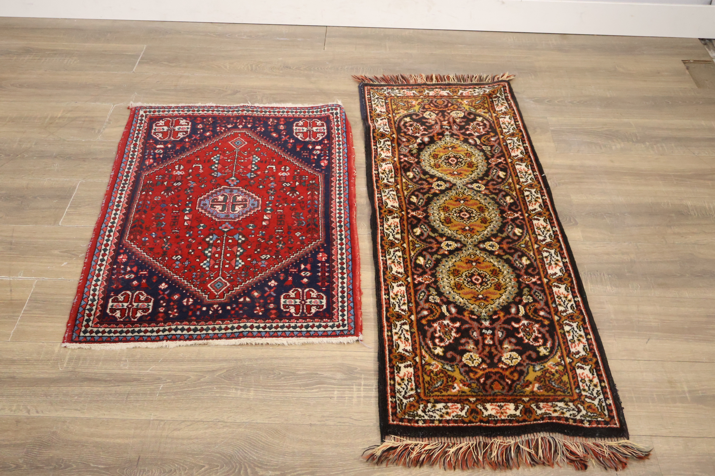 Set van twee decoratieve vloerkleden – foto 6 – kavel bij GSD Auctions, Zoeterwoude
