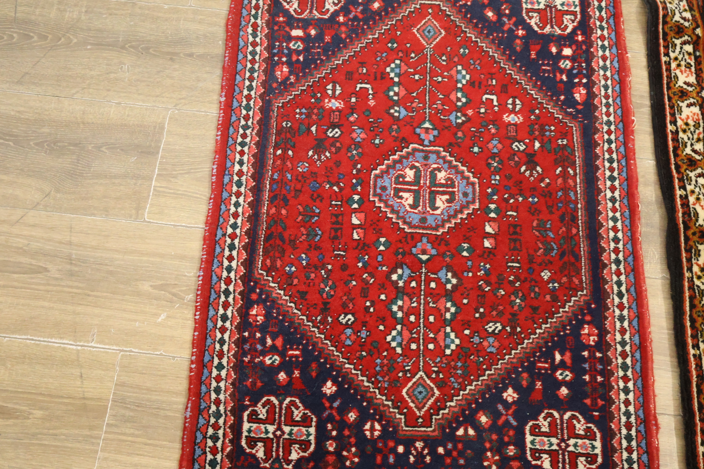 Set van twee decoratieve vloerkleden – foto 7 – kavel bij GSD Auctions, Zoeterwoude