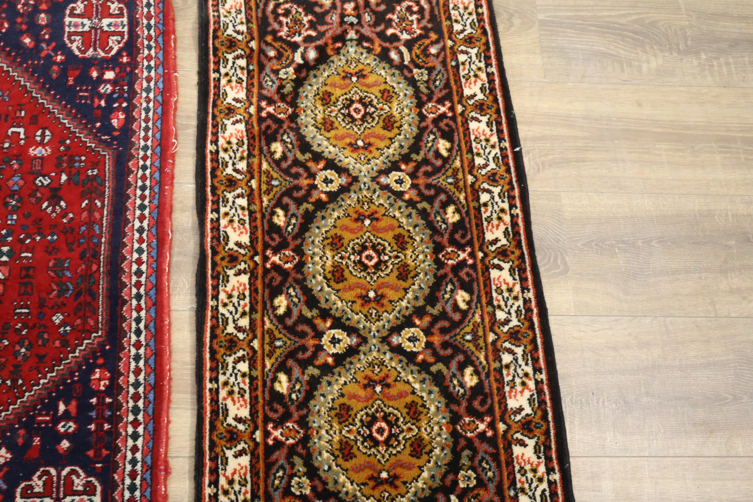 Set van twee decoratieve vloerkleden – foto 8 – kavel bij GSD Auctions, Zoeterwoude