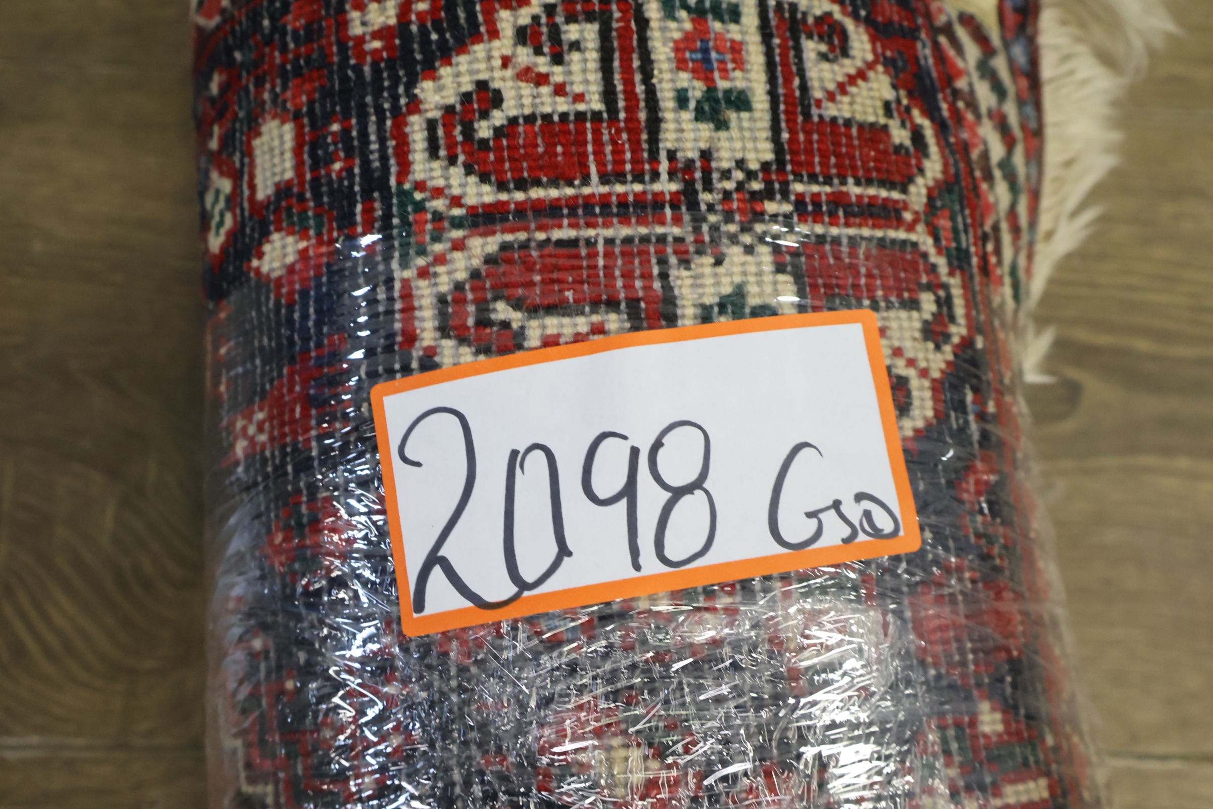 Set van twee decoratieve vloerkleden – foto 13 – kavel bij GSD Auctions, Zoeterwoude