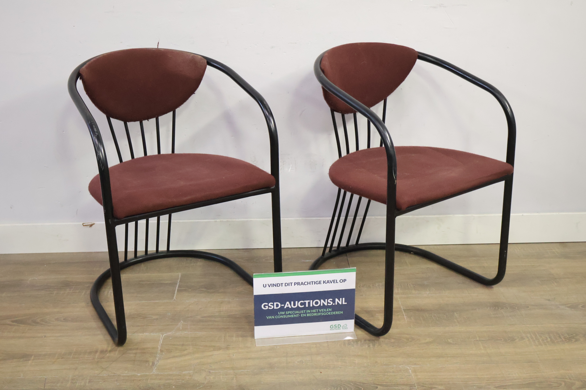 Set van 2 bordeauxrode stoelen met zwart metalen frame – foto 2 – kavel bij GSD Auctions, Zoeterwoude