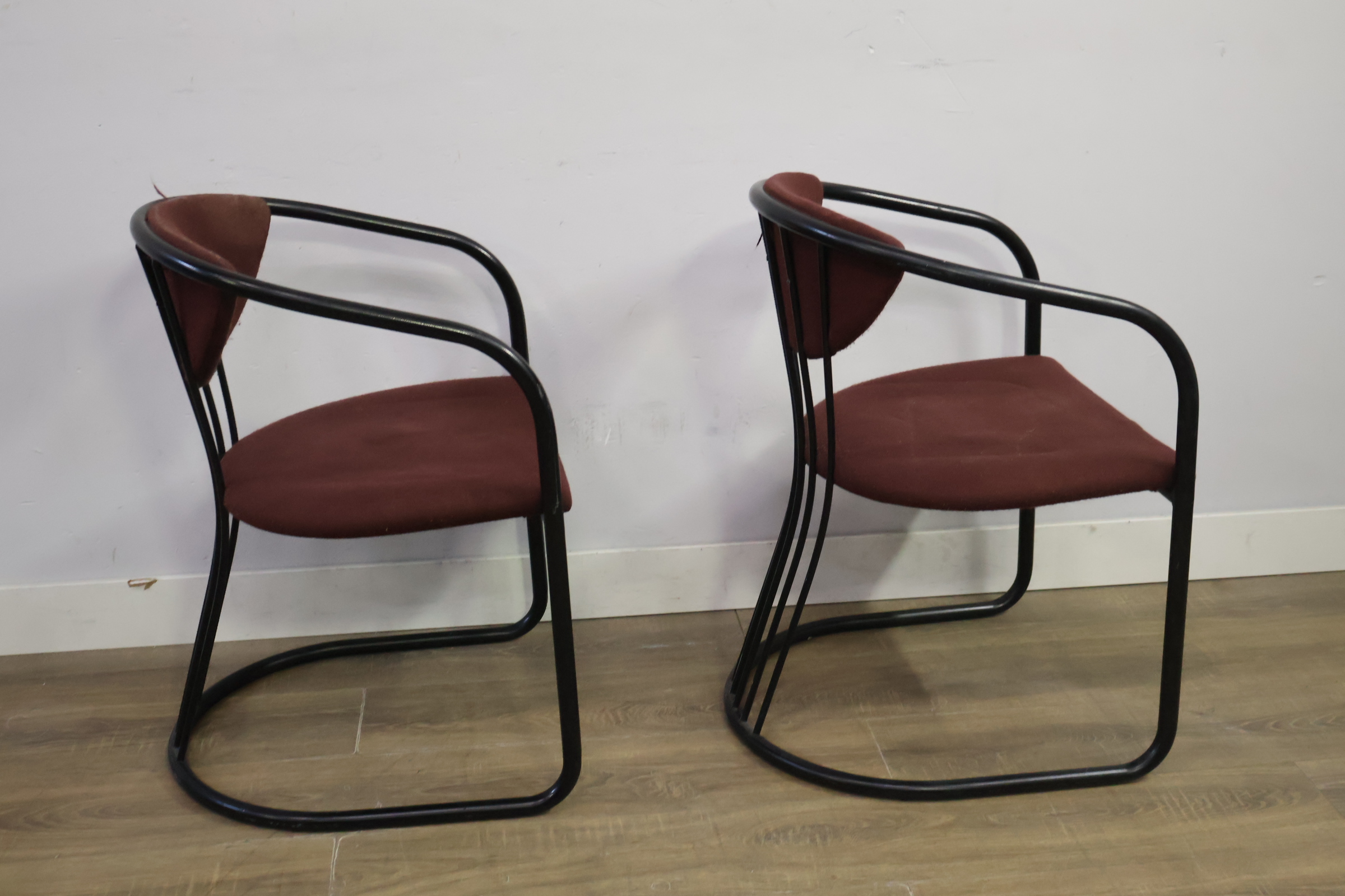 Set van 2 bordeauxrode stoelen met zwart metalen frame – foto 3 – kavel bij GSD Auctions, Zoeterwoude