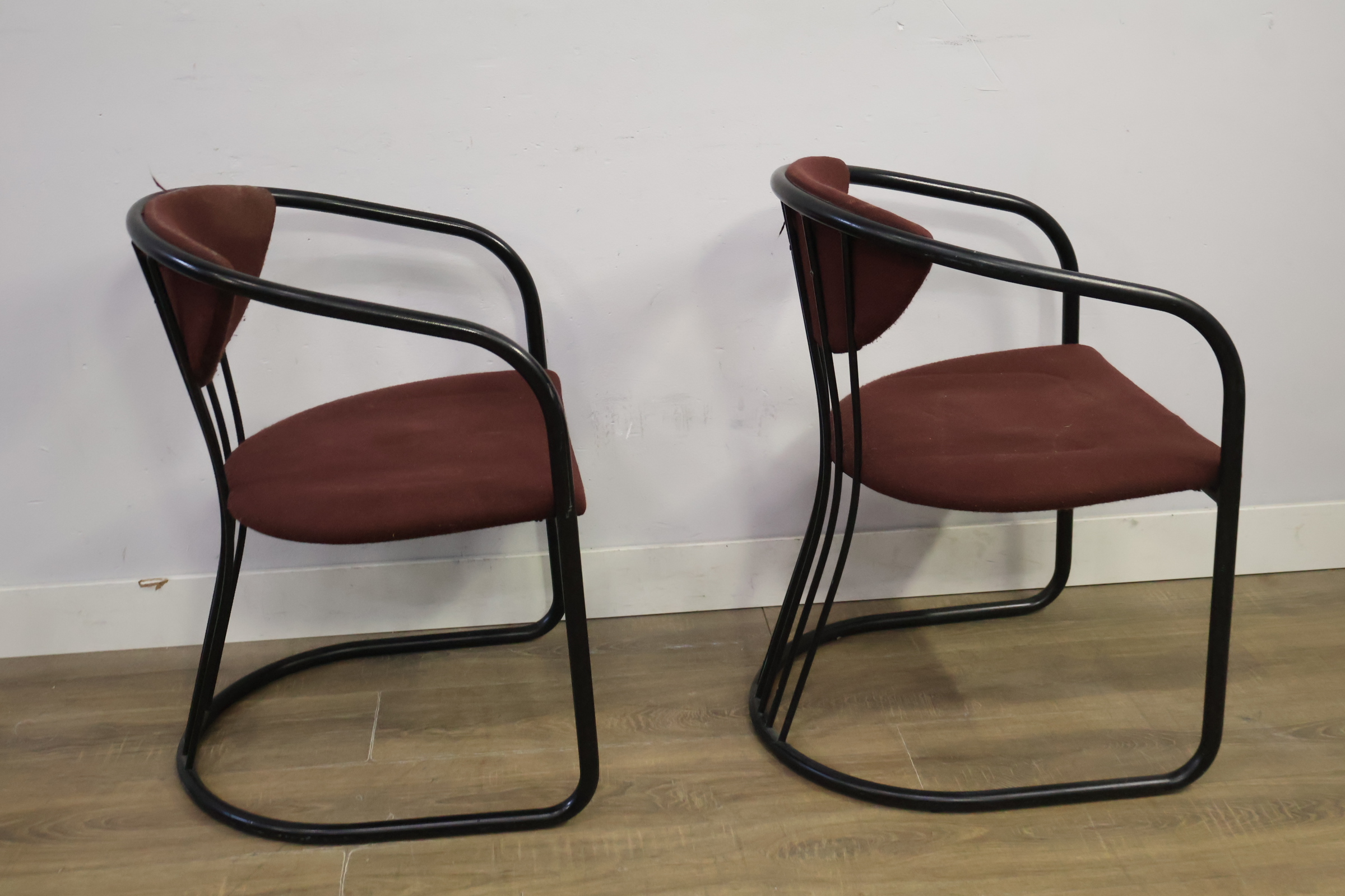 Set van 2 bordeauxrode stoelen met zwart metalen frame – foto 4 – kavel bij GSD Auctions, Zoeterwoude