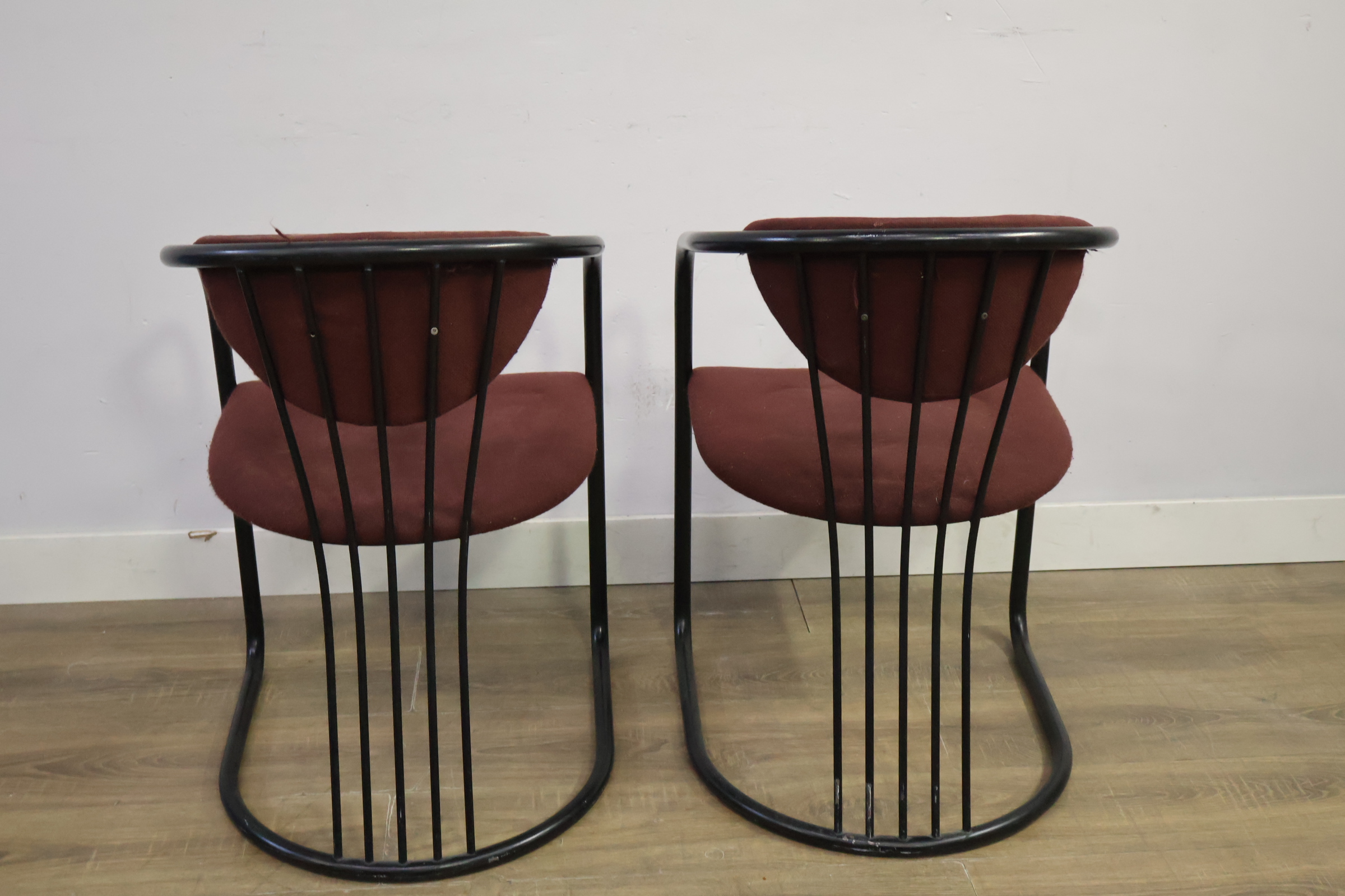 Set van 2 bordeauxrode stoelen met zwart metalen frame – foto 5 – kavel bij GSD Auctions, Zoeterwoude