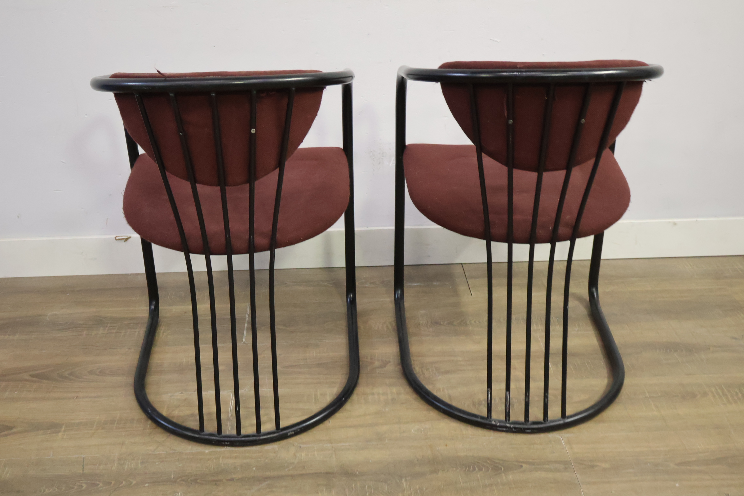 Set van 2 bordeauxrode stoelen met zwart metalen frame – foto 6 – kavel bij GSD Auctions, Zoeterwoude