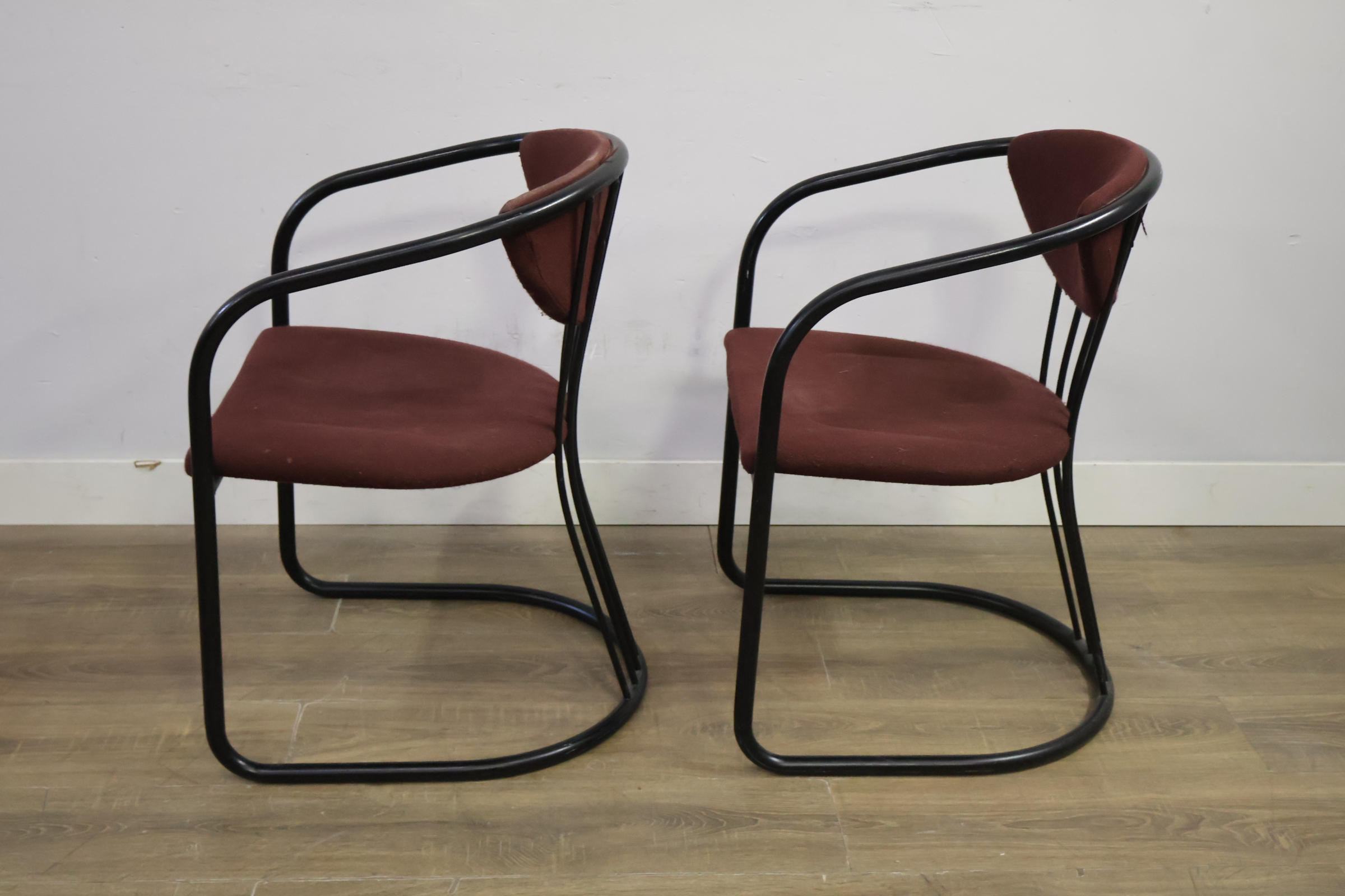 Set van 2 bordeauxrode stoelen met zwart metalen frame – foto 7 – kavel bij GSD Auctions, Zoeterwoude