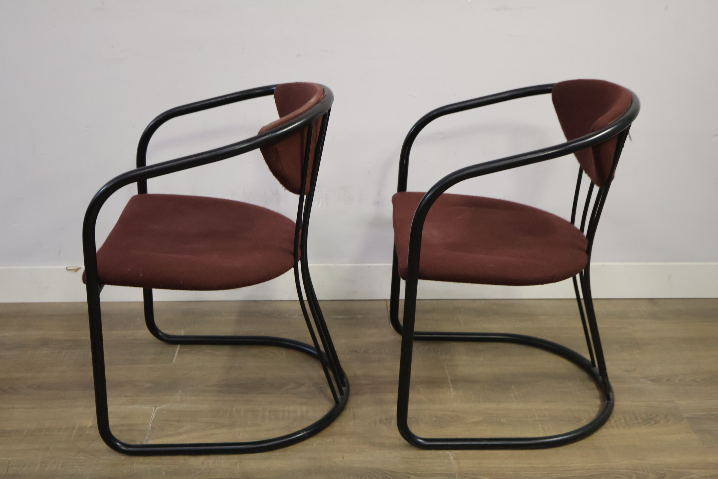 Set van 2 bordeauxrode stoelen met zwart metalen frame – foto 8 – kavel bij GSD Auctions, Zoeterwoude