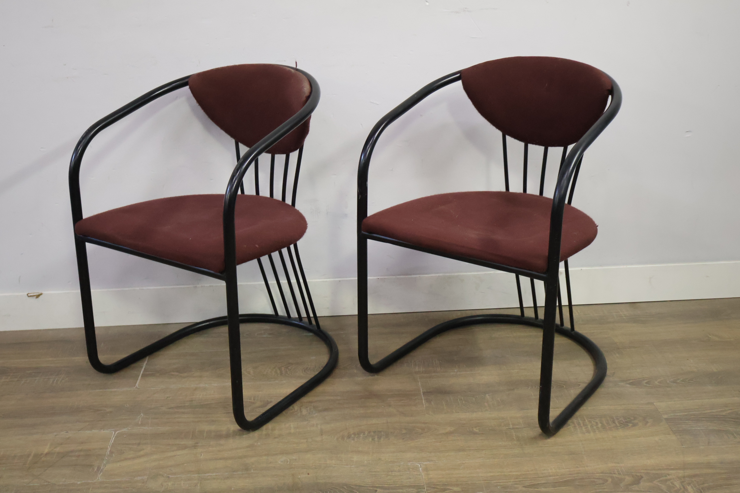 Set van 2 bordeauxrode stoelen met zwart metalen frame – foto 9 – kavel bij GSD Auctions, Zoeterwoude