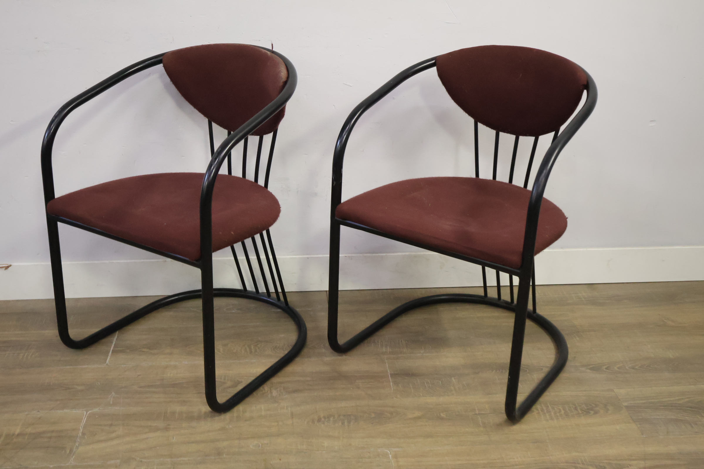 Set van 2 bordeauxrode stoelen met zwart metalen frame – foto 10 – kavel bij GSD Auctions, Zoeterwoude