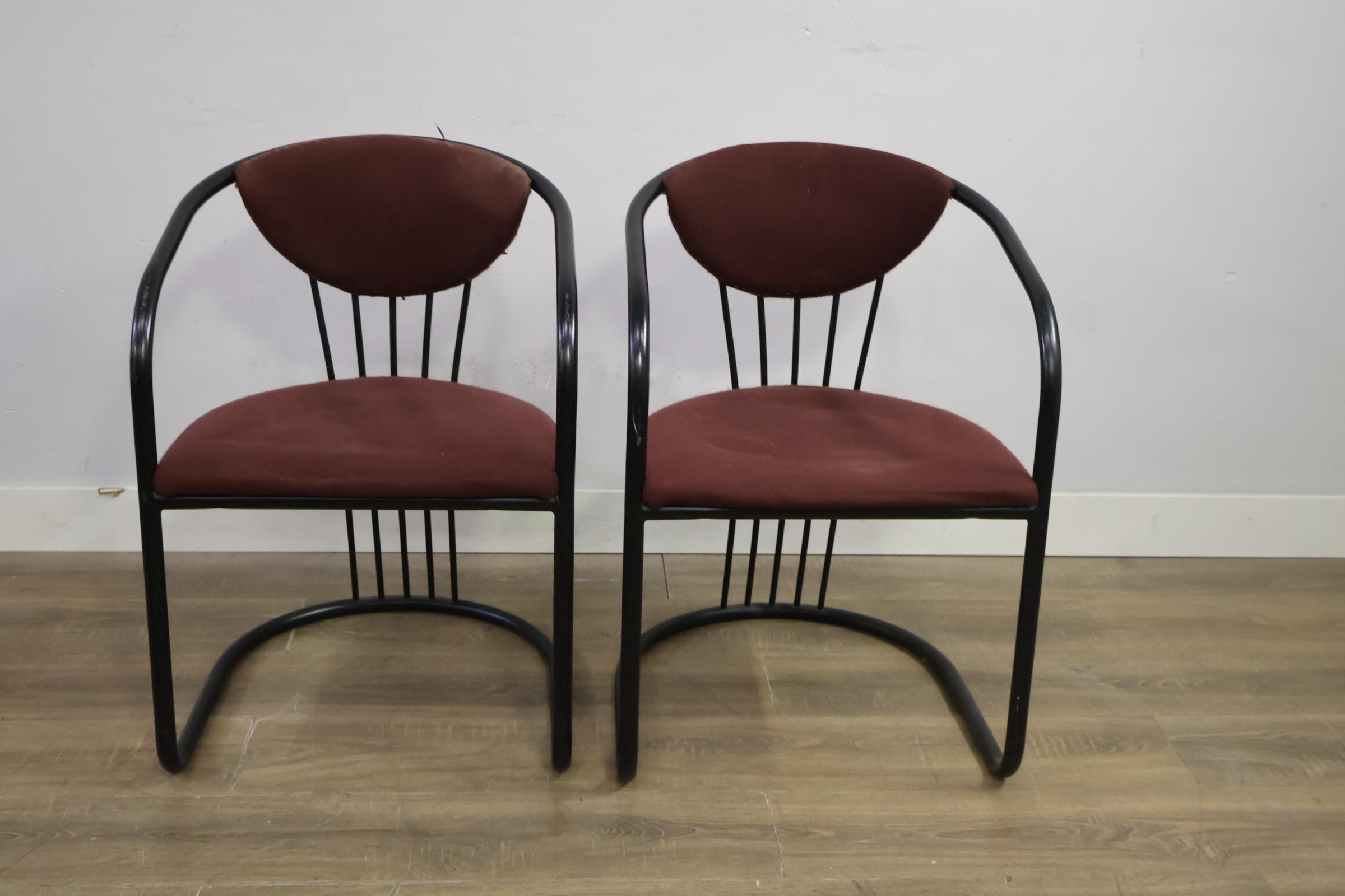 Set van 2 bordeauxrode stoelen met zwart metalen frame – foto 11 – kavel bij GSD Auctions, Zoeterwoude