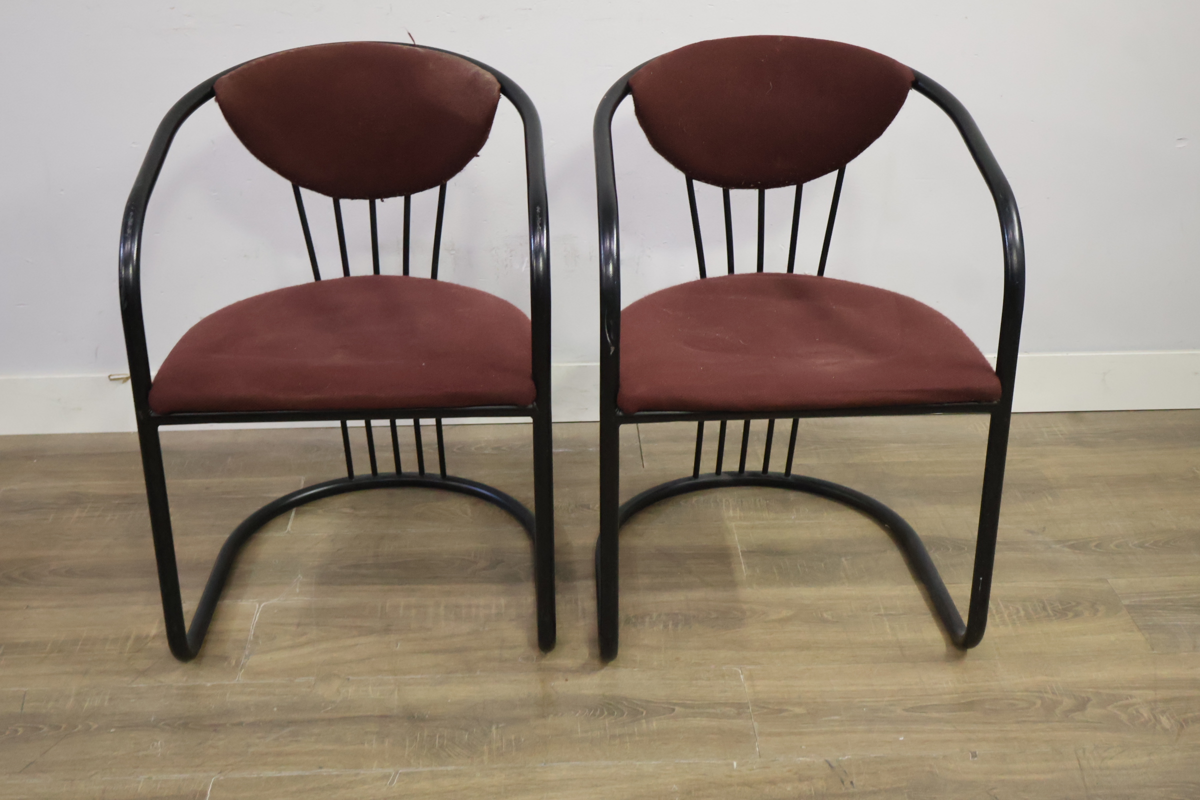 Set van 2 bordeauxrode stoelen met zwart metalen frame – foto 12 – kavel bij GSD Auctions, Zoeterwoude