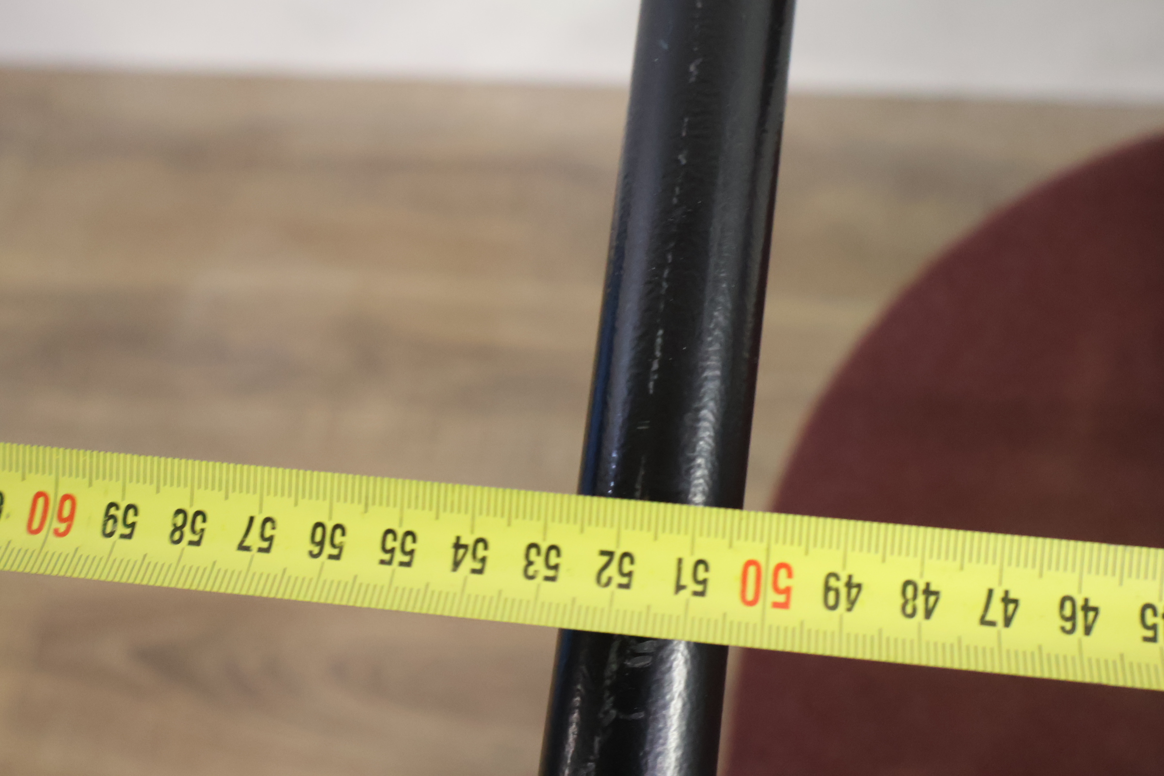 Set van 2 bordeauxrode stoelen met zwart metalen frame – foto 14 – kavel bij GSD Auctions, Zoeterwoude