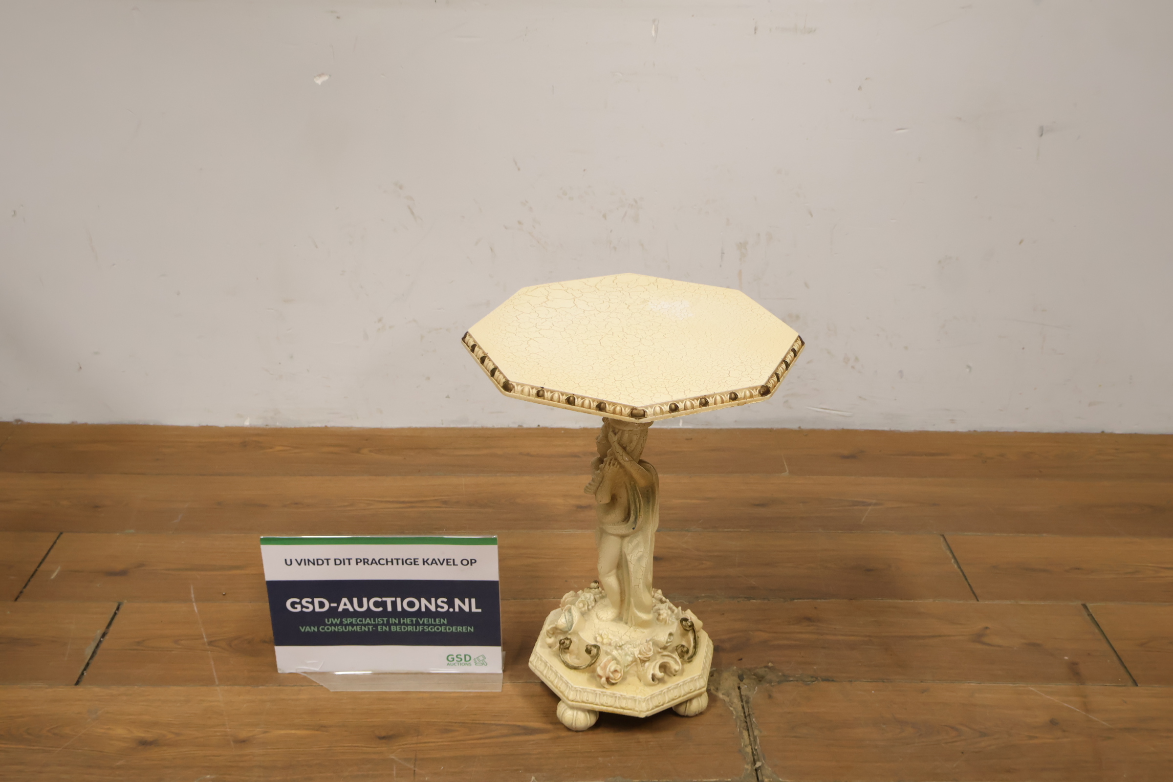 Decoratief plantentafeltje met engelenfiguur – foto 2 – kavel bij GSD Auctions, Zoeterwoude