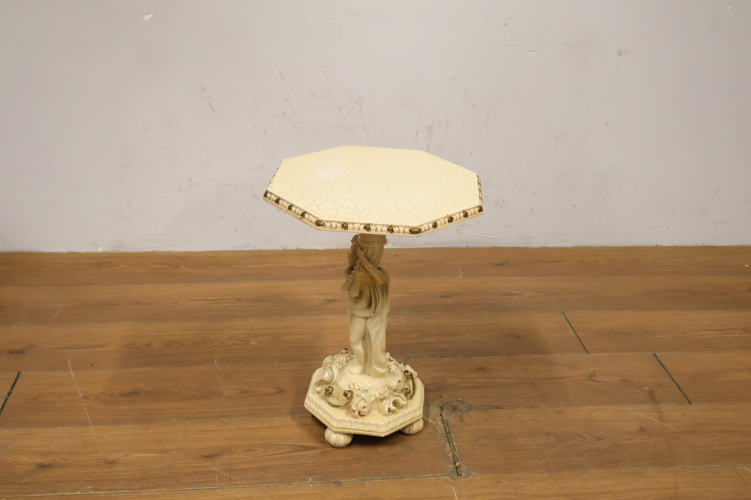 Decoratief plantentafeltje met engelenfiguur – foto 3 – kavel bij GSD Auctions, Zoeterwoude
