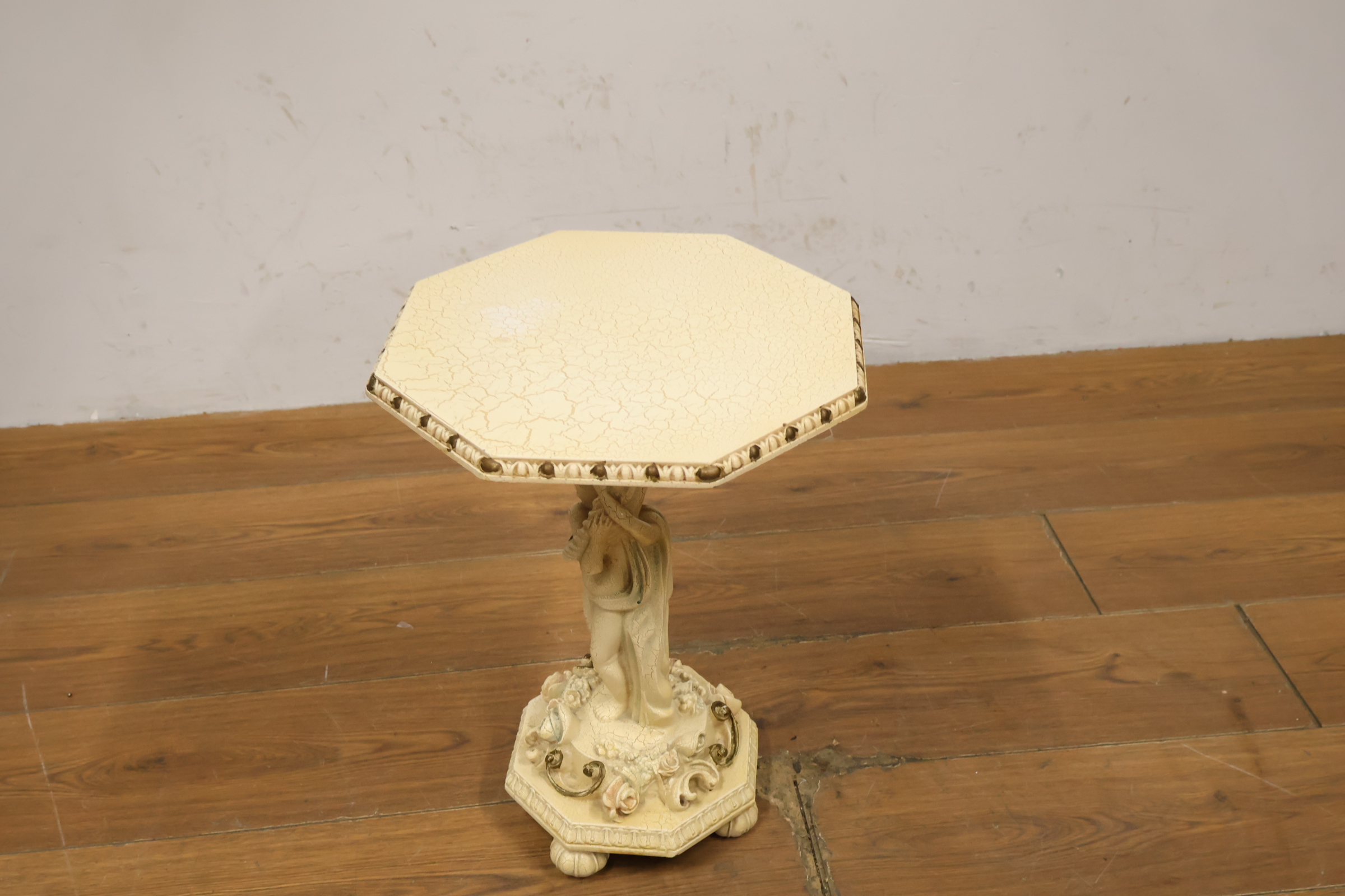 Decoratief plantentafeltje met engelenfiguur – foto 4 – kavel bij GSD Auctions, Zoeterwoude