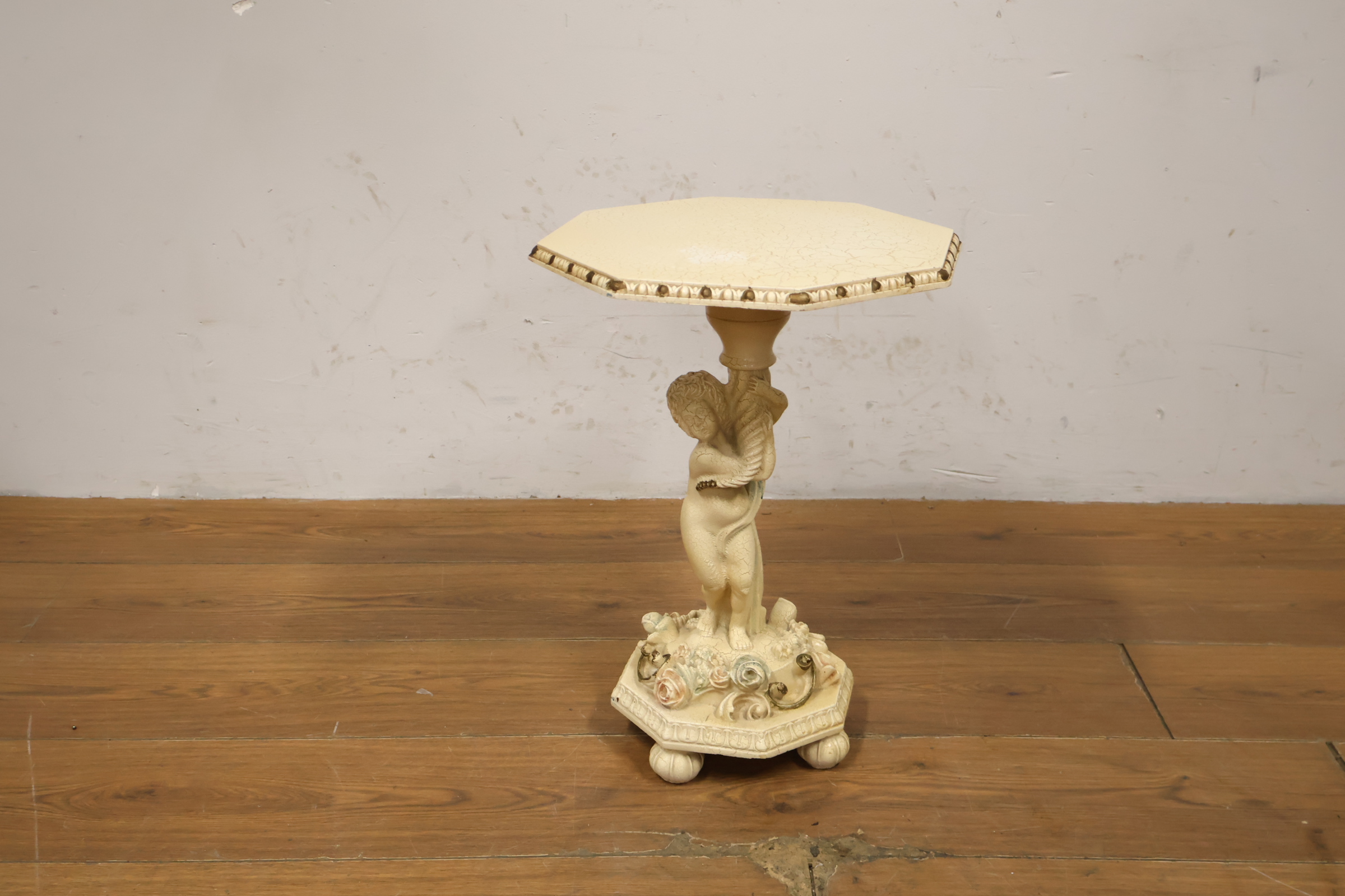 Decoratief plantentafeltje met engelenfiguur – foto 5 – kavel bij GSD Auctions, Zoeterwoude