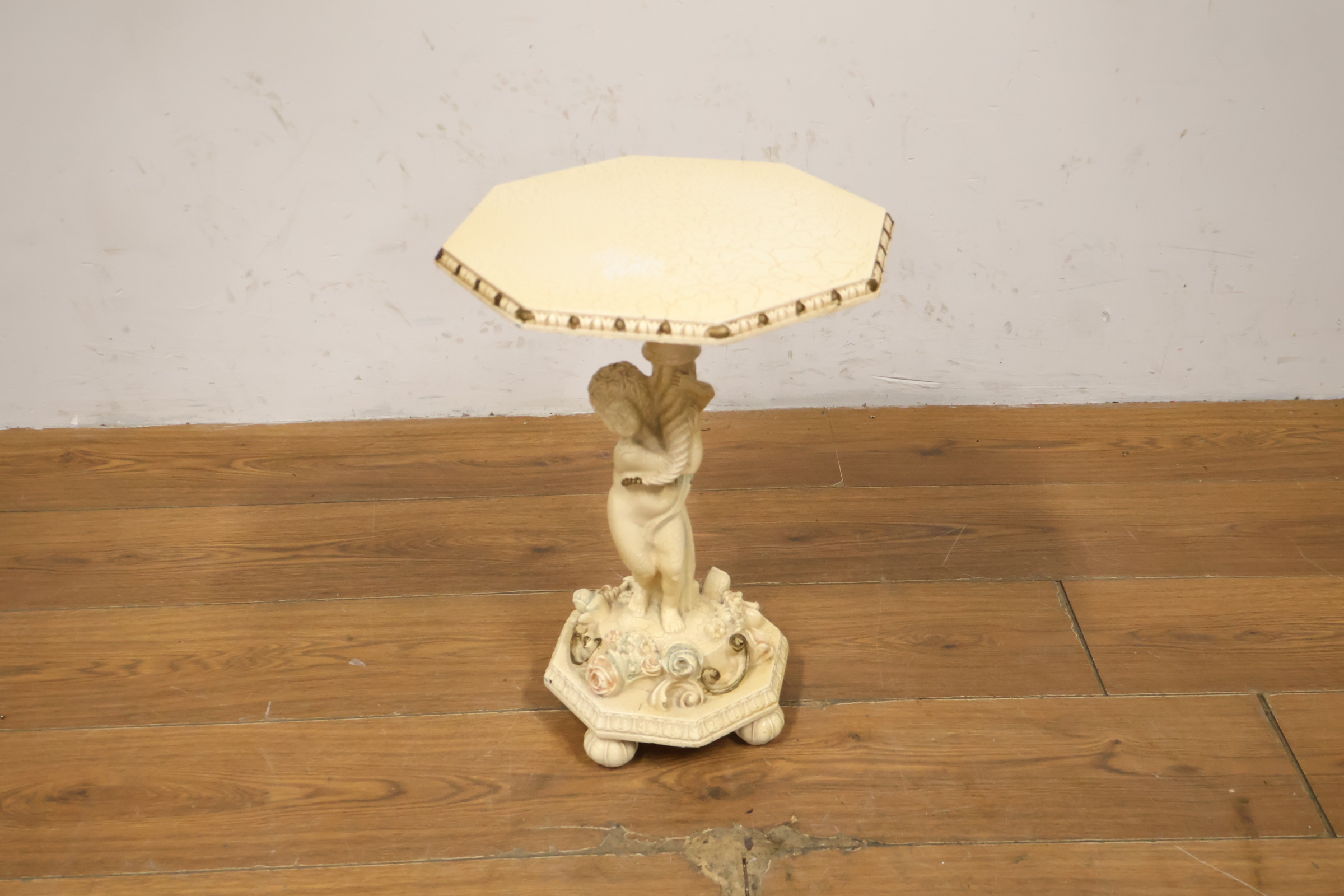 Decoratief plantentafeltje met engelenfiguur – foto 6 – kavel bij GSD Auctions, Zoeterwoude