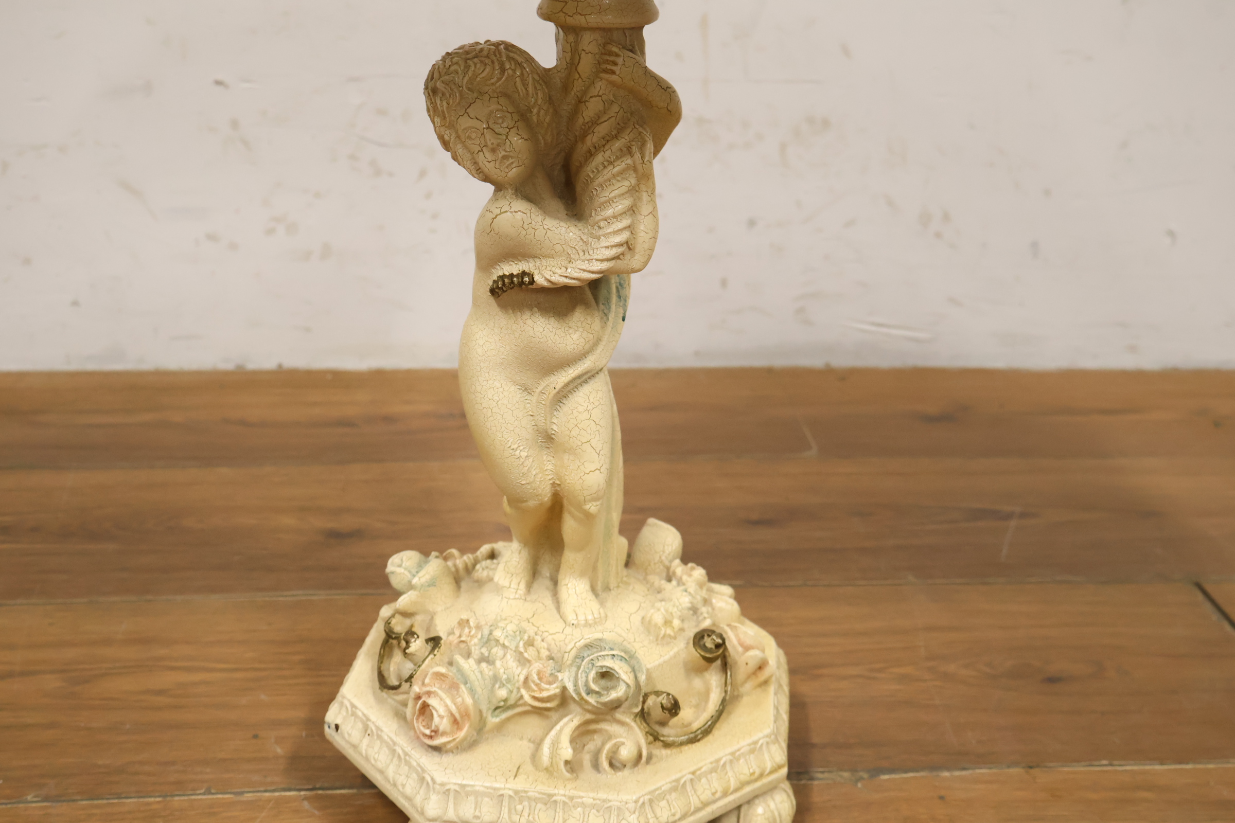 Decoratief plantentafeltje met engelenfiguur – foto 8 – kavel bij GSD Auctions, Zoeterwoude