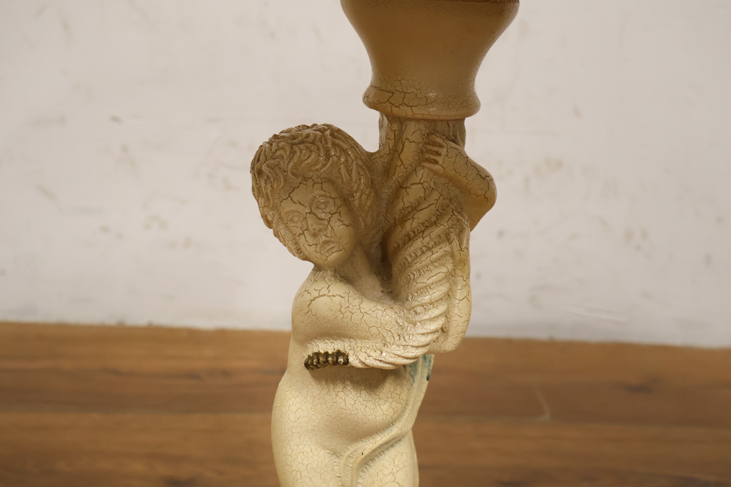 Decoratief plantentafeltje met engelenfiguur – foto 9 – kavel bij GSD Auctions, Zoeterwoude