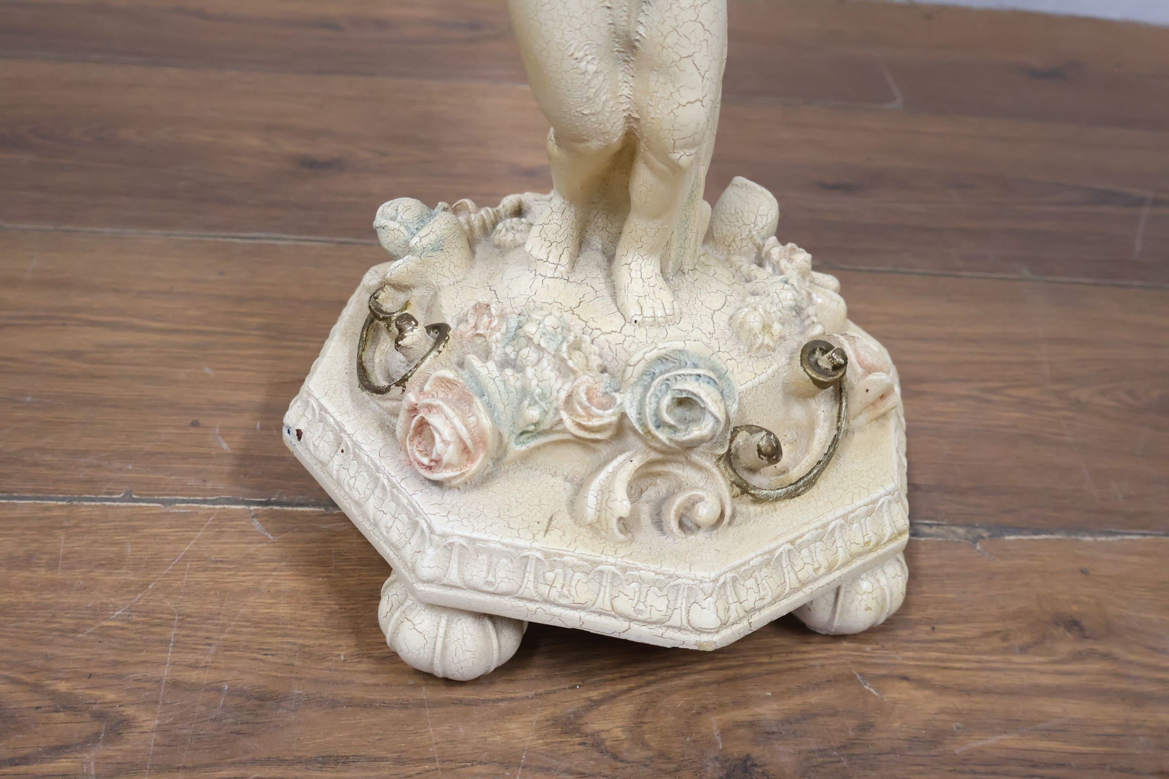 Decoratief plantentafeltje met engelenfiguur – foto 10 – kavel bij GSD Auctions, Zoeterwoude