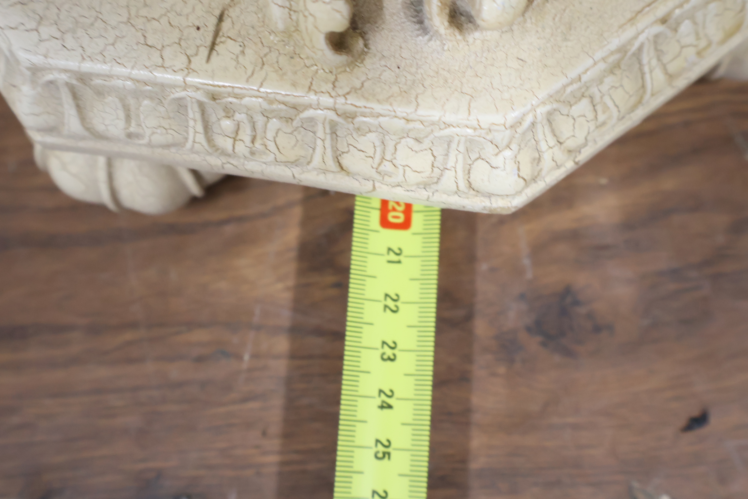 Decoratief plantentafeltje met engelenfiguur – foto 11 – kavel bij GSD Auctions, Zoeterwoude