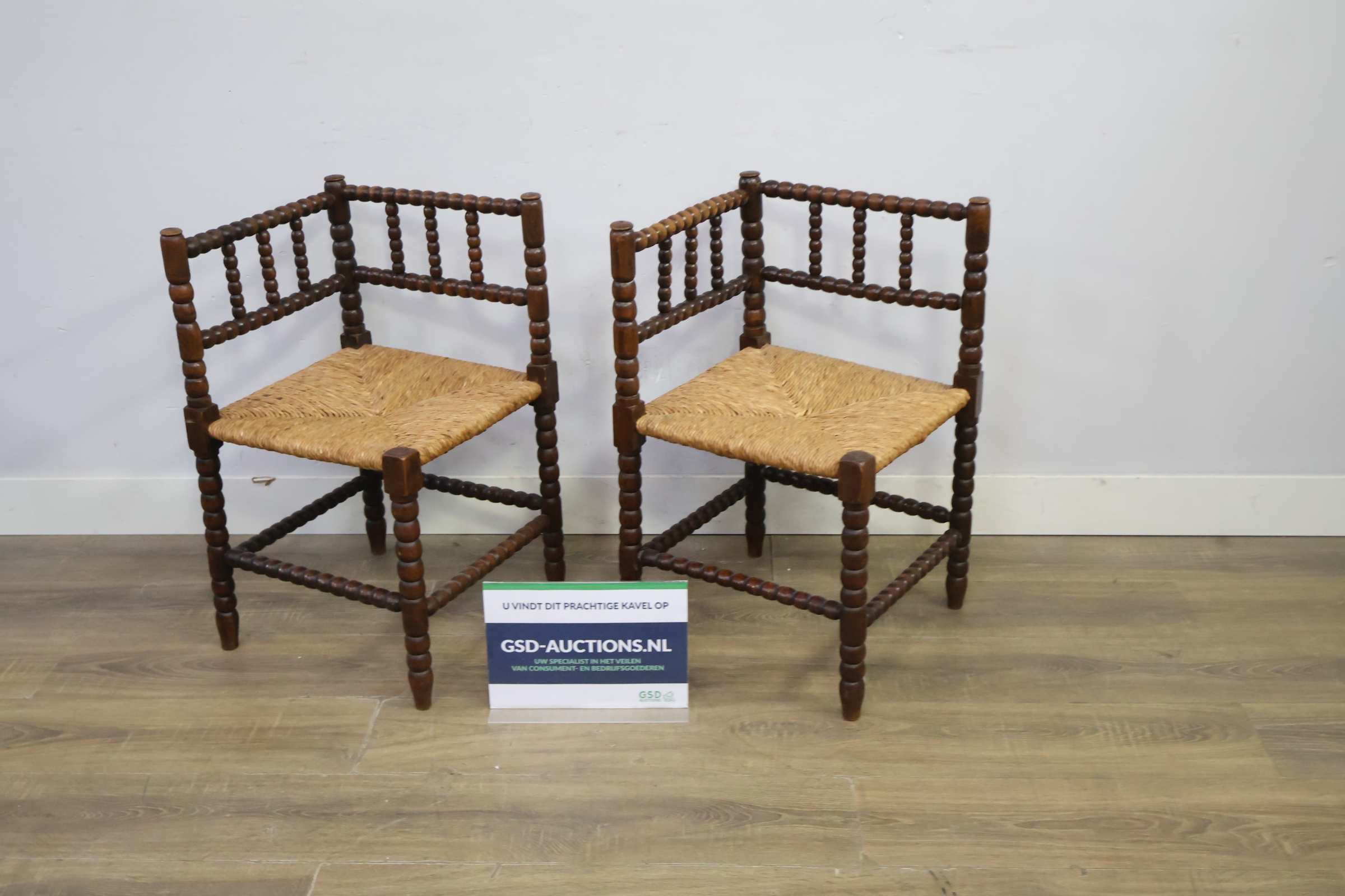 Set van 2 antieke hoekstoelen met gesponnen zitting – foto 2 – kavel bij GSD Auctions, Zoeterwoude