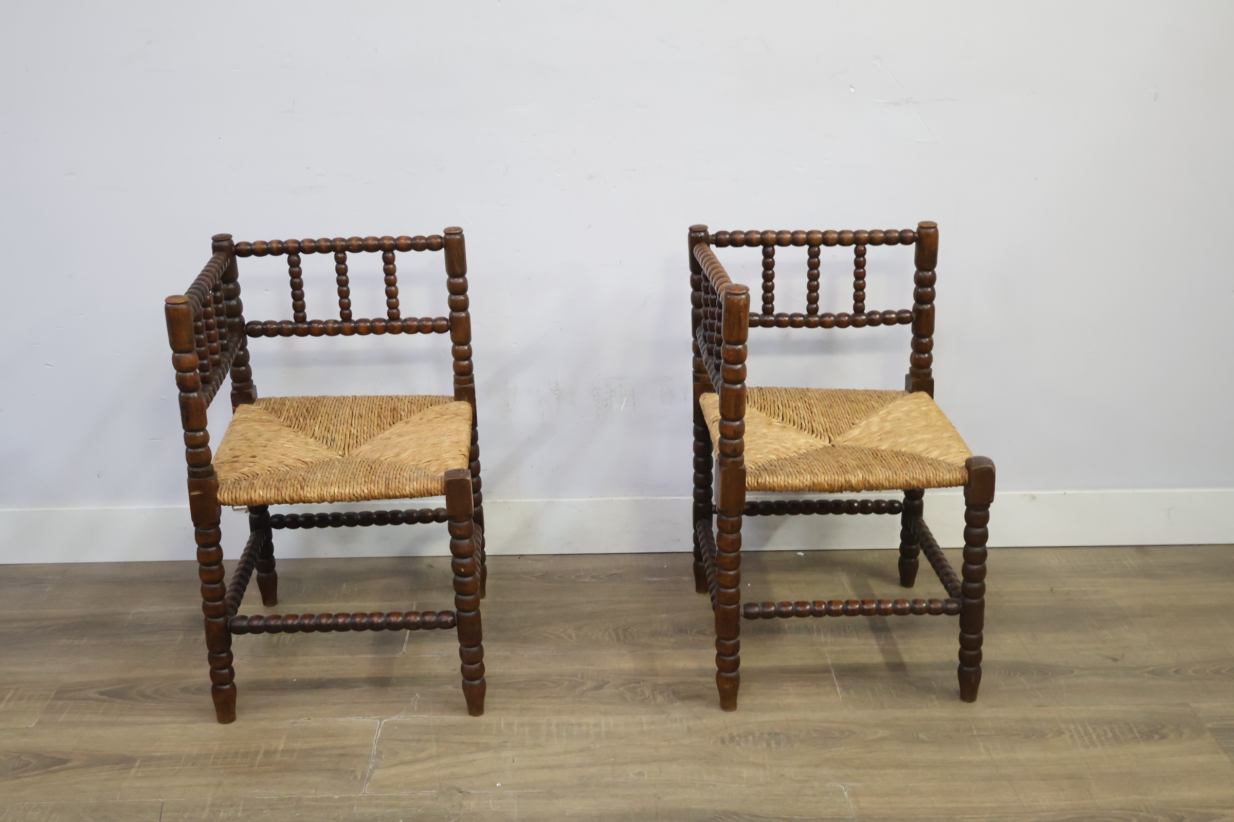 Set van 2 antieke hoekstoelen met gesponnen zitting – foto 3 – kavel bij GSD Auctions, Zoeterwoude