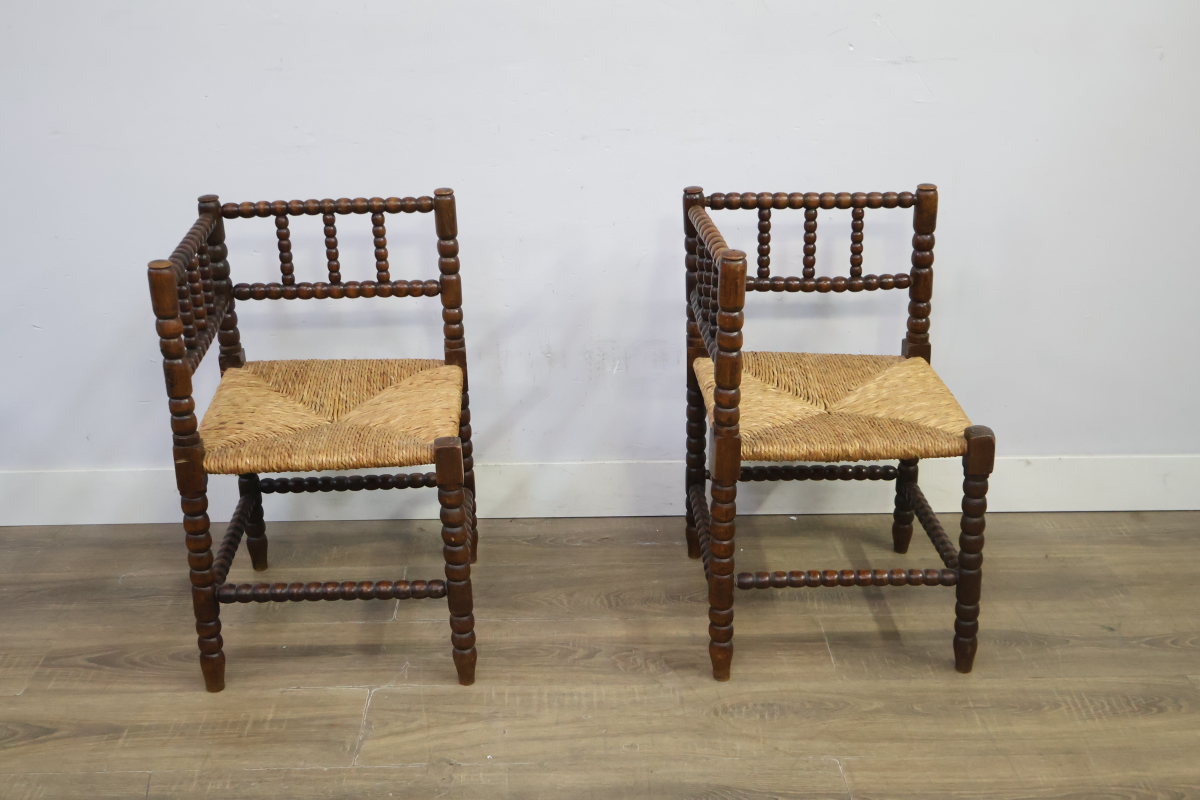 Set van 2 antieke hoekstoelen met gesponnen zitting – foto 4 – kavel bij GSD Auctions, Zoeterwoude