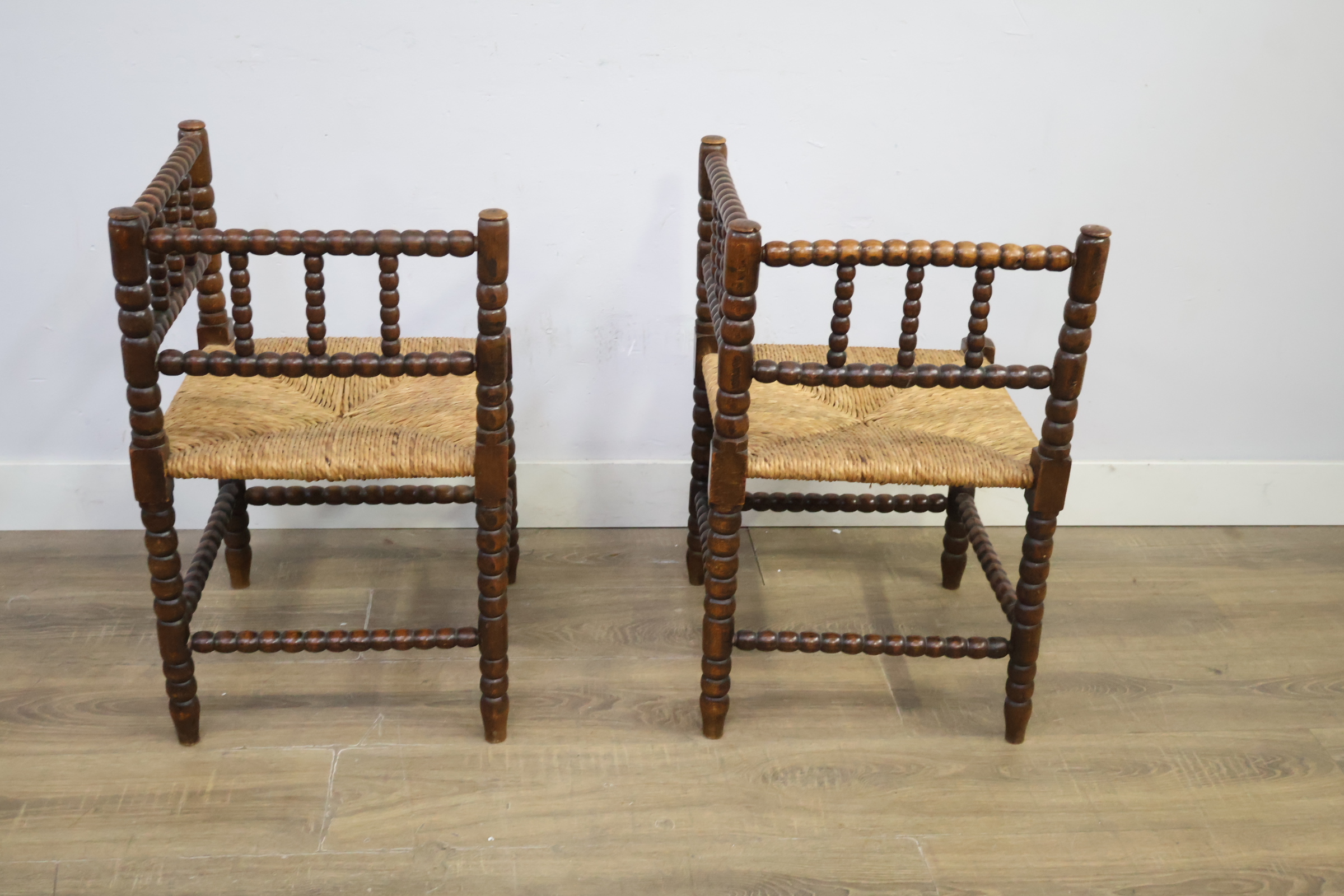 Set van 2 antieke hoekstoelen met gesponnen zitting – foto 5 – kavel bij GSD Auctions, Zoeterwoude