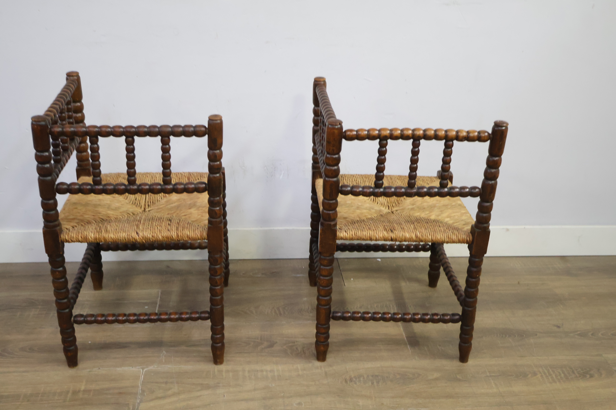Set van 2 antieke hoekstoelen met gesponnen zitting – foto 6 – kavel bij GSD Auctions, Zoeterwoude