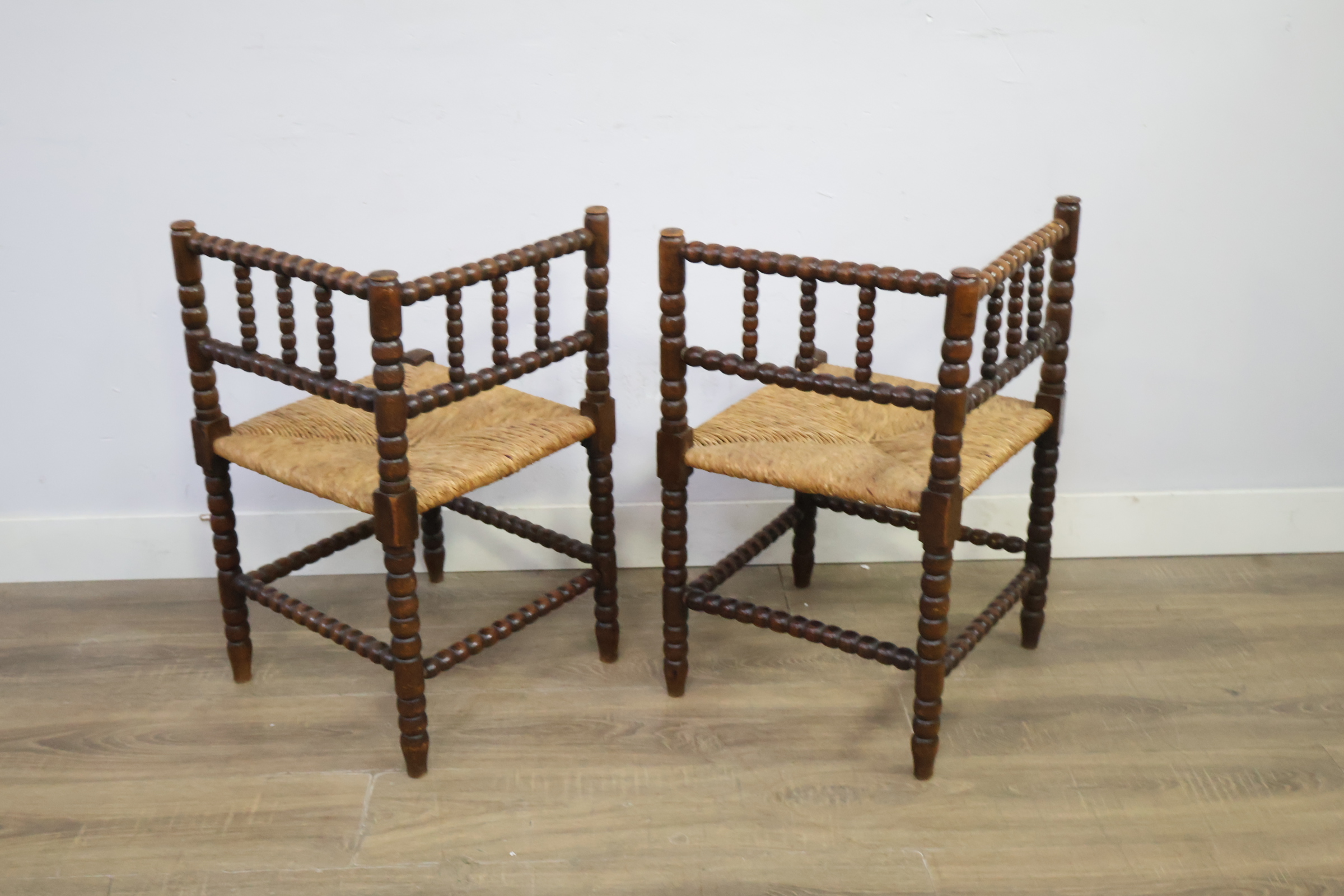 Set van 2 antieke hoekstoelen met gesponnen zitting – foto 7 – kavel bij GSD Auctions, Zoeterwoude
