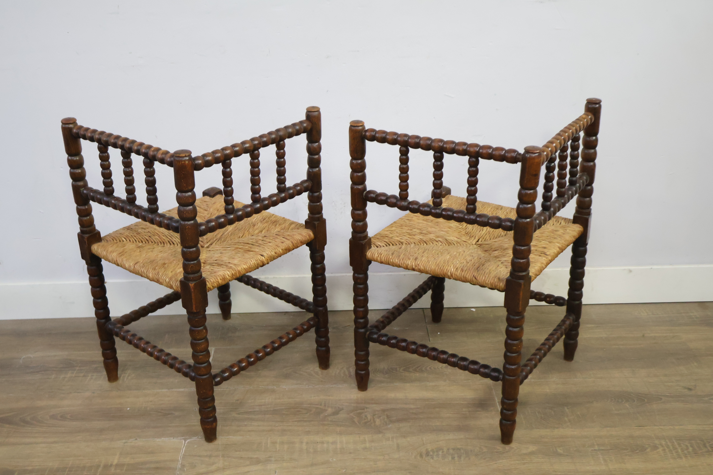 Set van 2 antieke hoekstoelen met gesponnen zitting – foto 8 – kavel bij GSD Auctions, Zoeterwoude