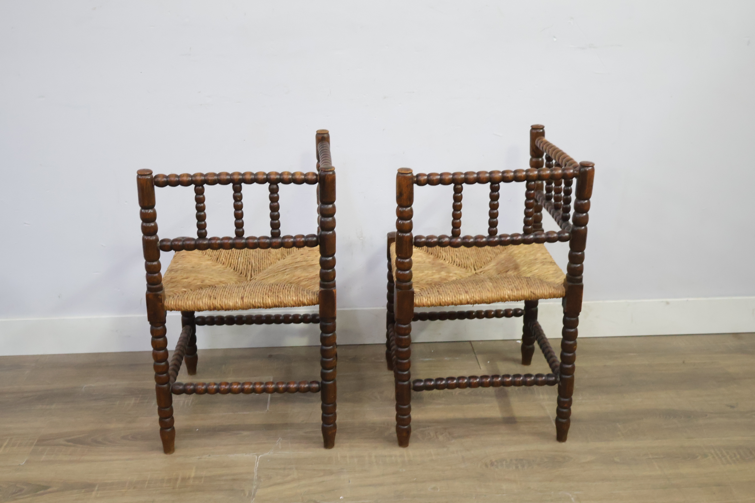 Set van 2 antieke hoekstoelen met gesponnen zitting – foto 9 – kavel bij GSD Auctions, Zoeterwoude