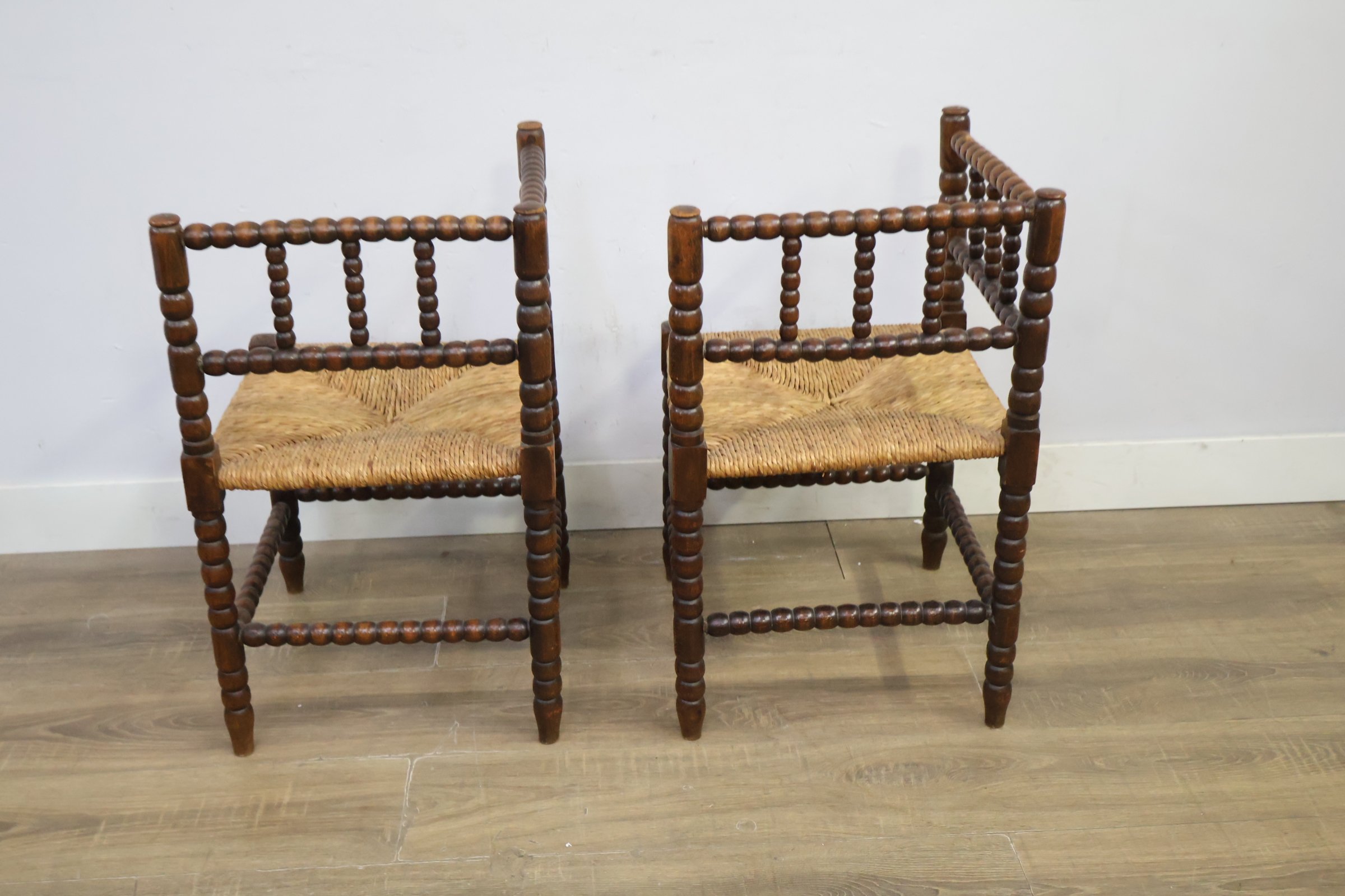 Set van 2 antieke hoekstoelen met gesponnen zitting – foto 10 – kavel bij GSD Auctions, Zoeterwoude