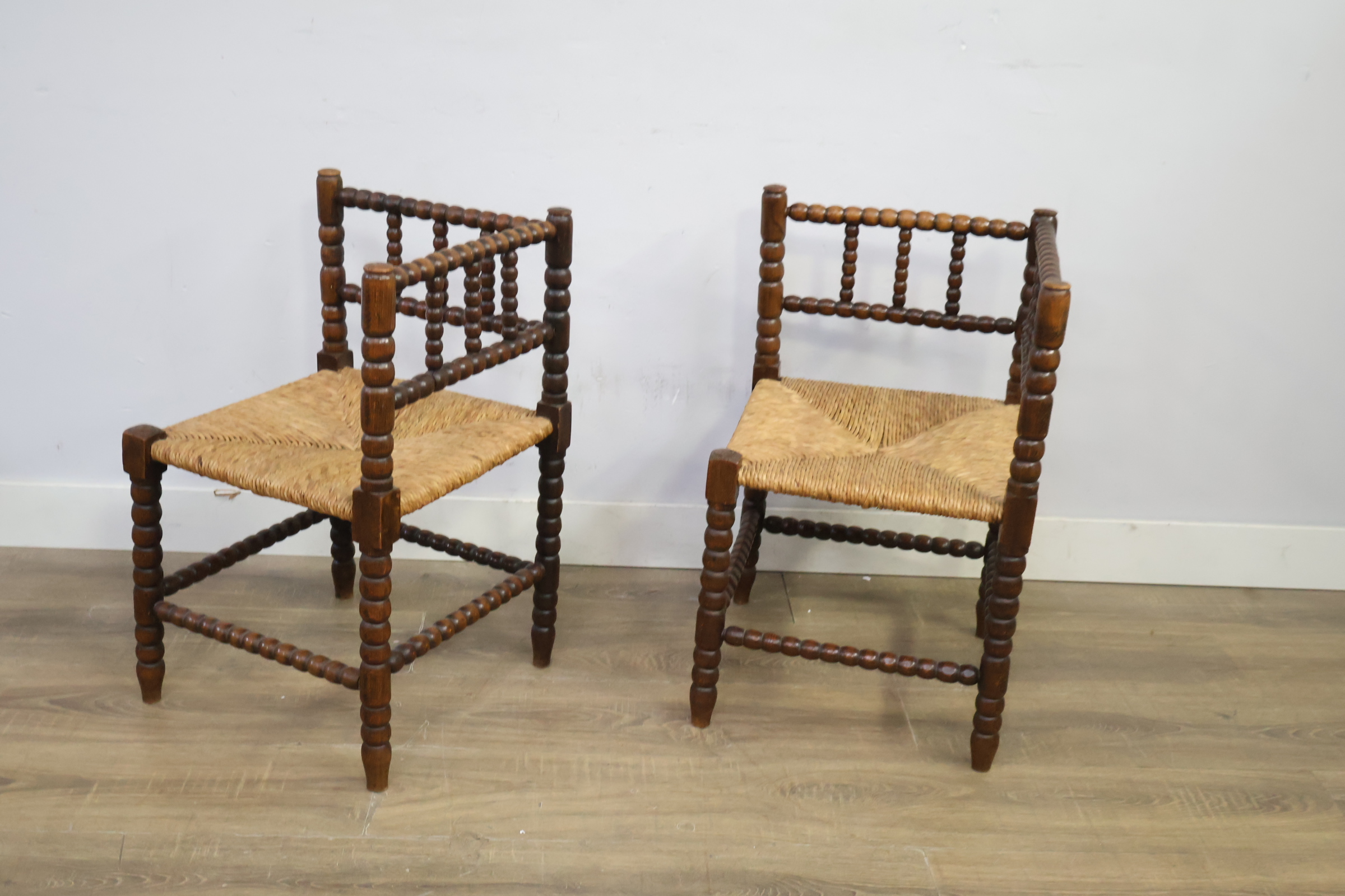 Set van 2 antieke hoekstoelen met gesponnen zitting – foto 11 – kavel bij GSD Auctions, Zoeterwoude