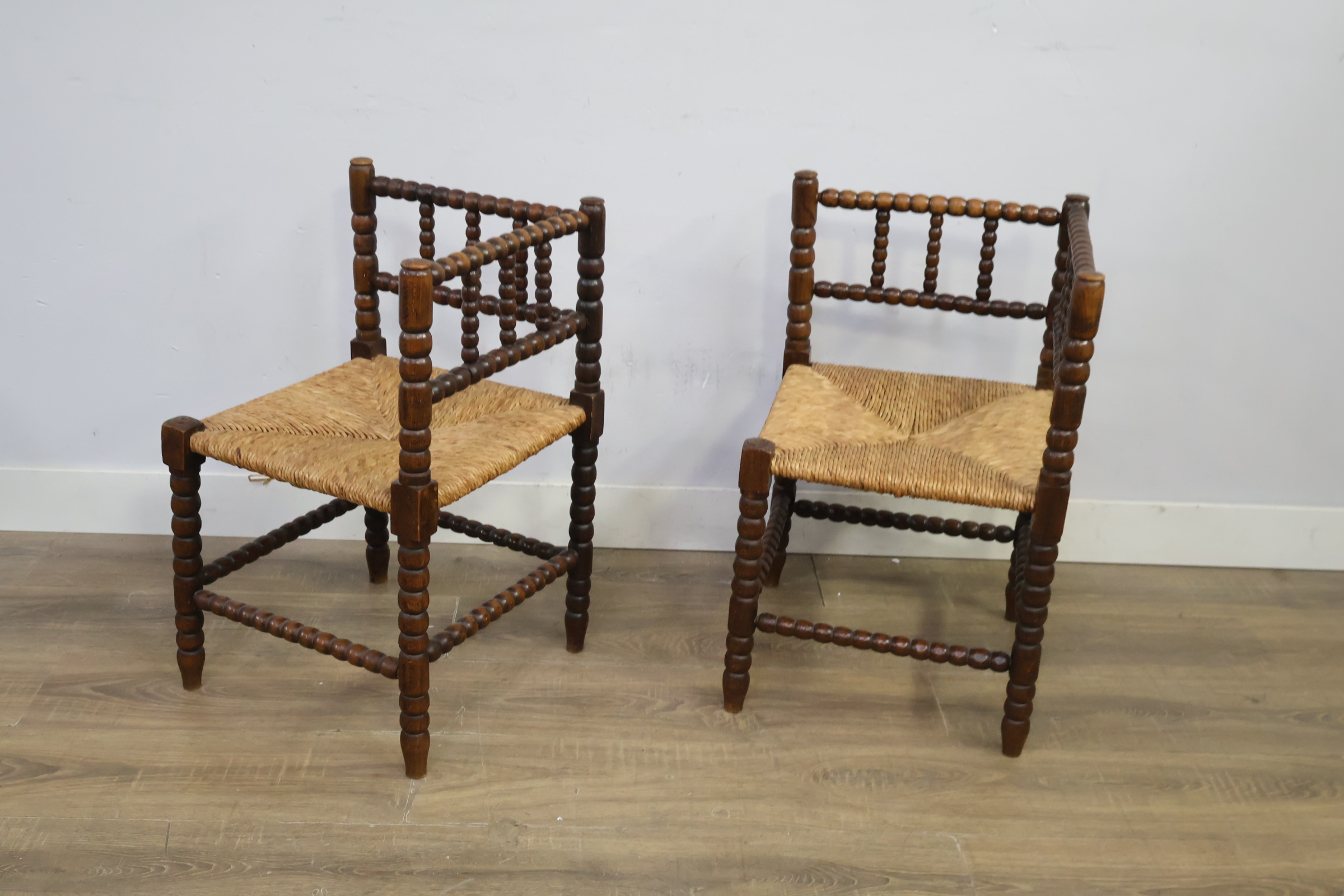 Set van 2 antieke hoekstoelen met gesponnen zitting – foto 12 – kavel bij GSD Auctions, Zoeterwoude