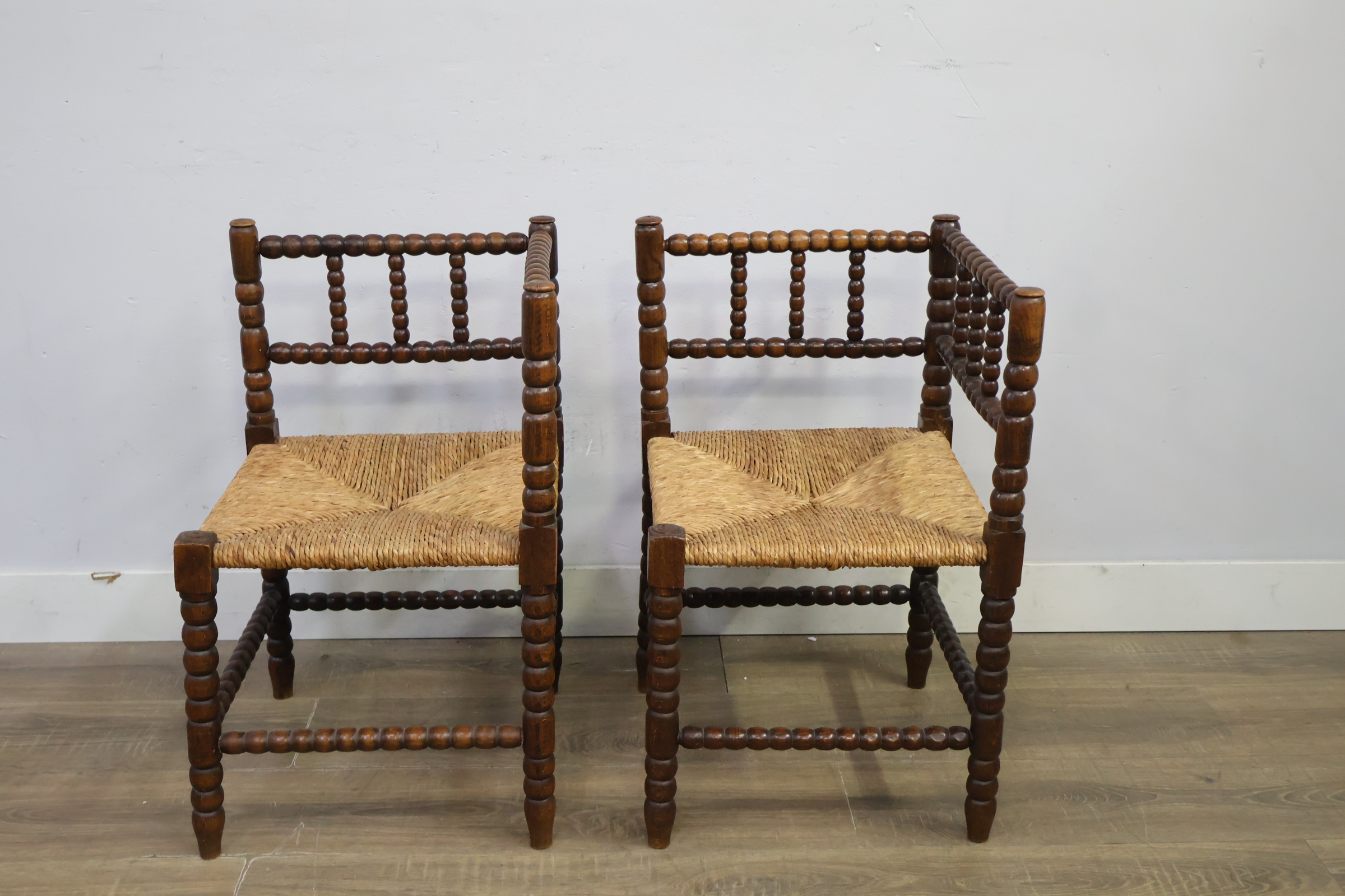 Set van 2 antieke hoekstoelen met gesponnen zitting – foto 13 – kavel bij GSD Auctions, Zoeterwoude