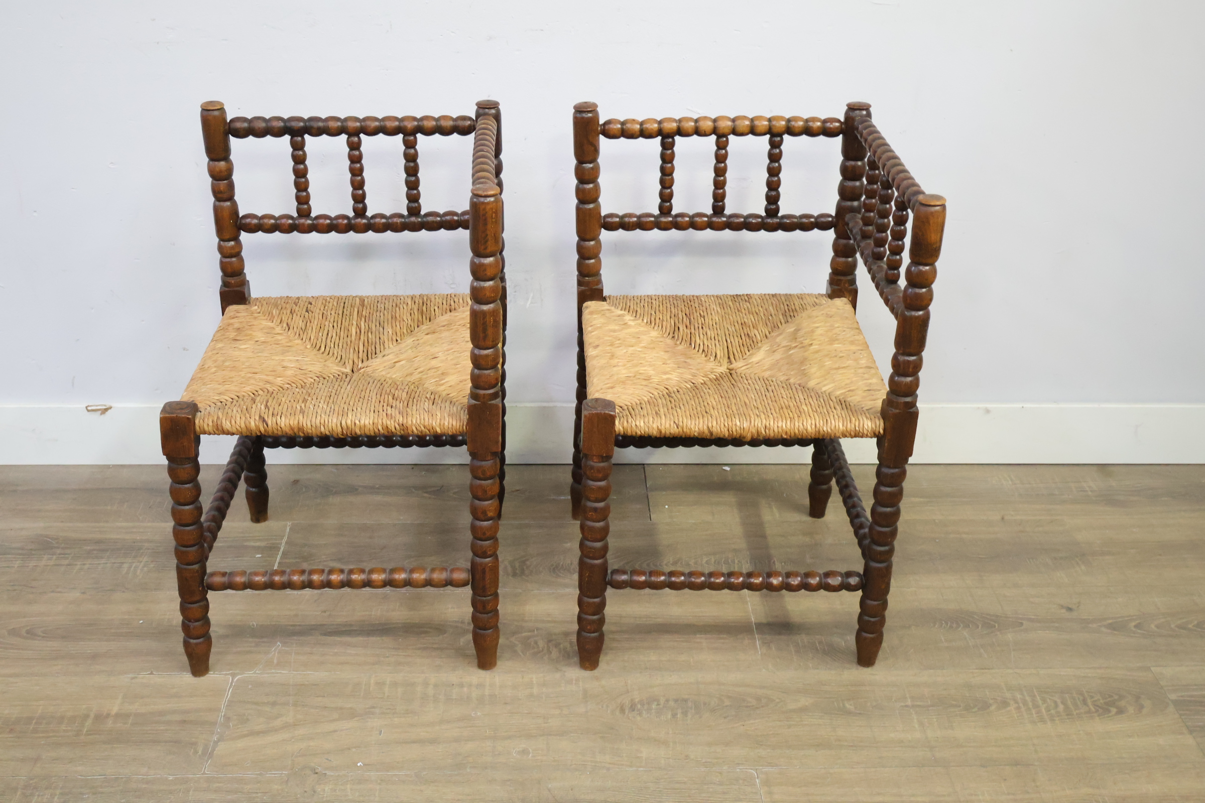 Set van 2 antieke hoekstoelen met gesponnen zitting – foto 14 – kavel bij GSD Auctions, Zoeterwoude