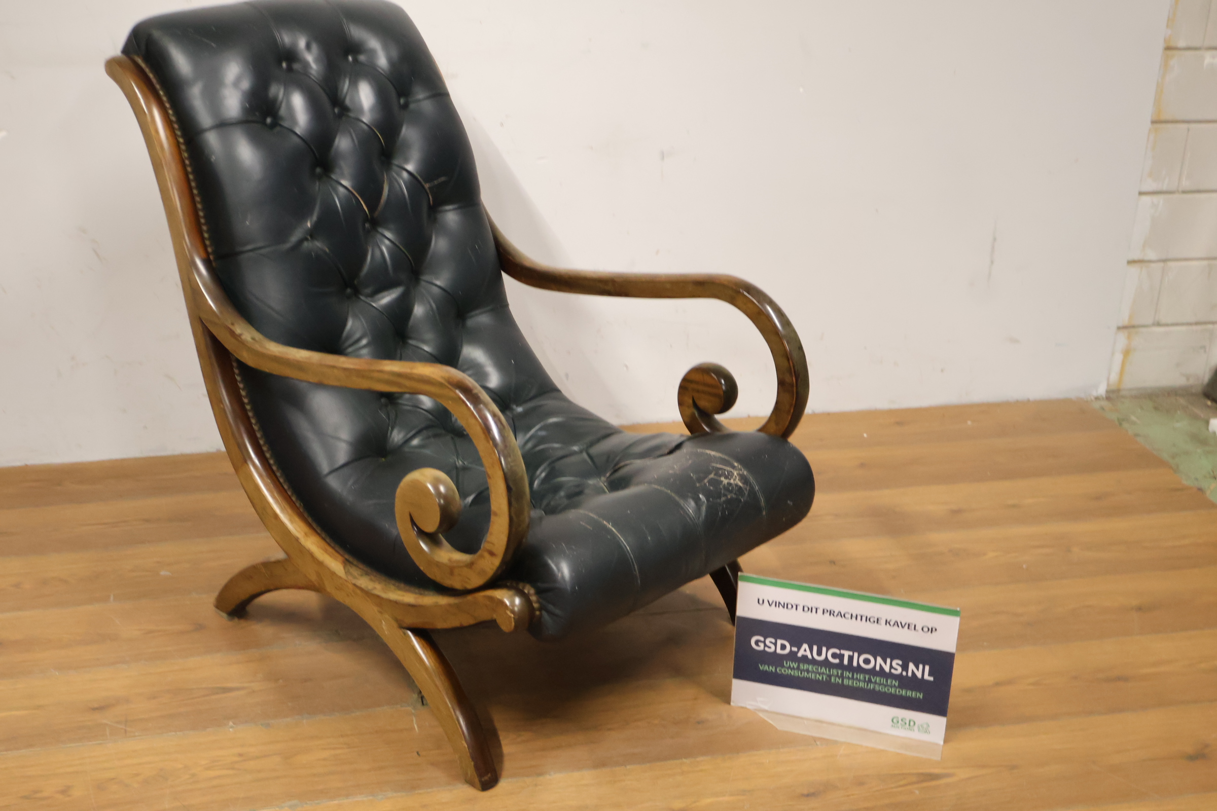 Vintage stoel met zwart leren bekleding en houten frame – foto 2 – kavel bij GSD Auctions, Zoeterwoude