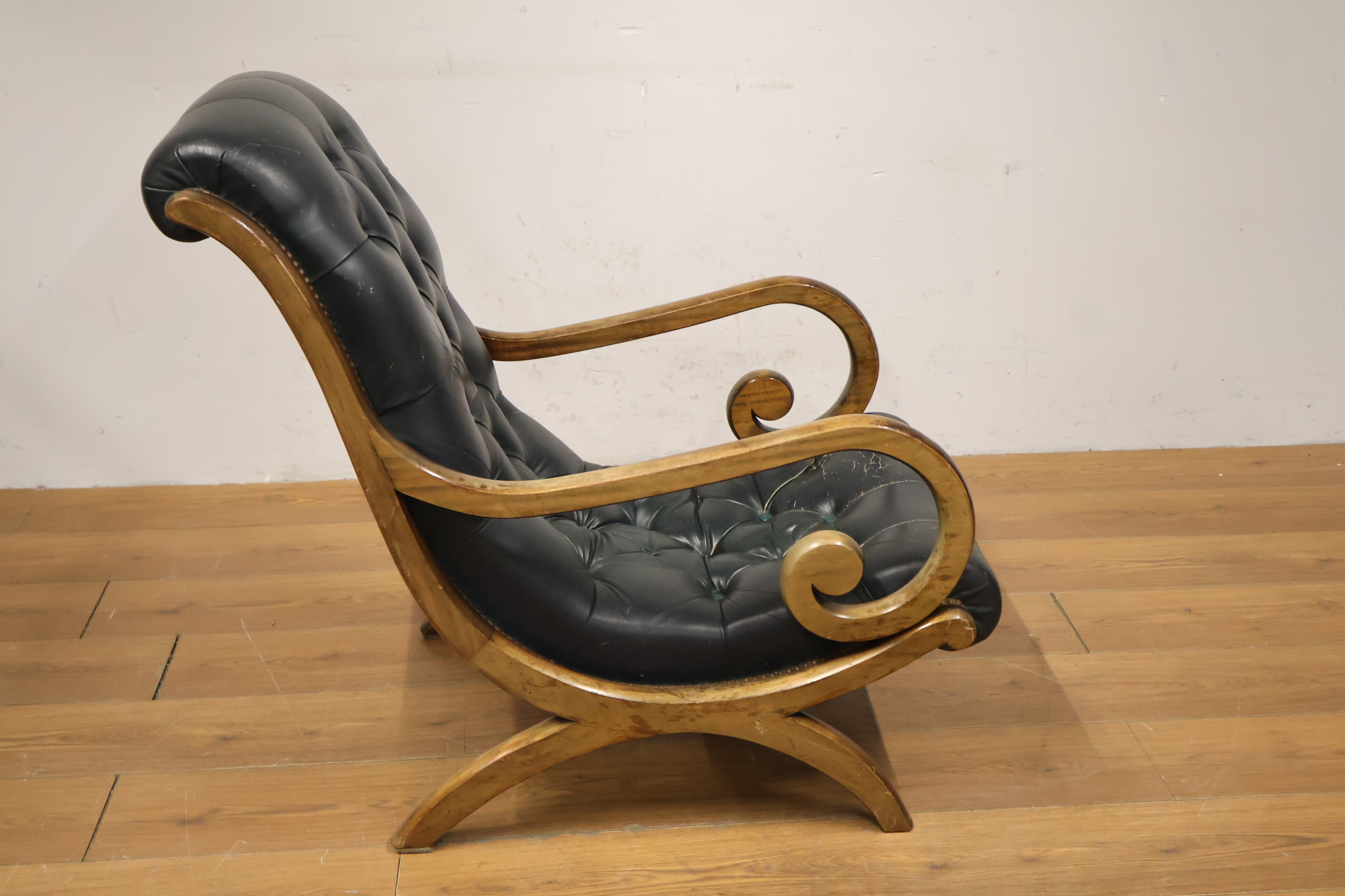 Vintage stoel met zwart leren bekleding en houten frame – foto 3 – kavel bij GSD Auctions, Zoeterwoude