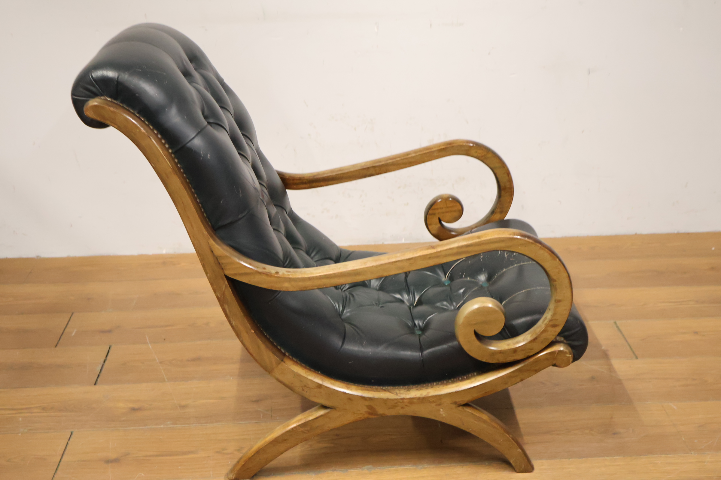 Vintage stoel met zwart leren bekleding en houten frame – foto 4 – kavel bij GSD Auctions, Zoeterwoude