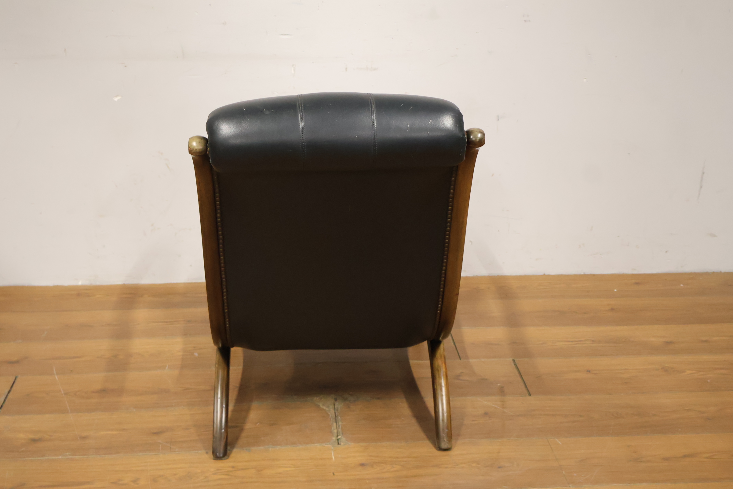 Vintage stoel met zwart leren bekleding en houten frame – foto 5 – kavel bij GSD Auctions, Zoeterwoude