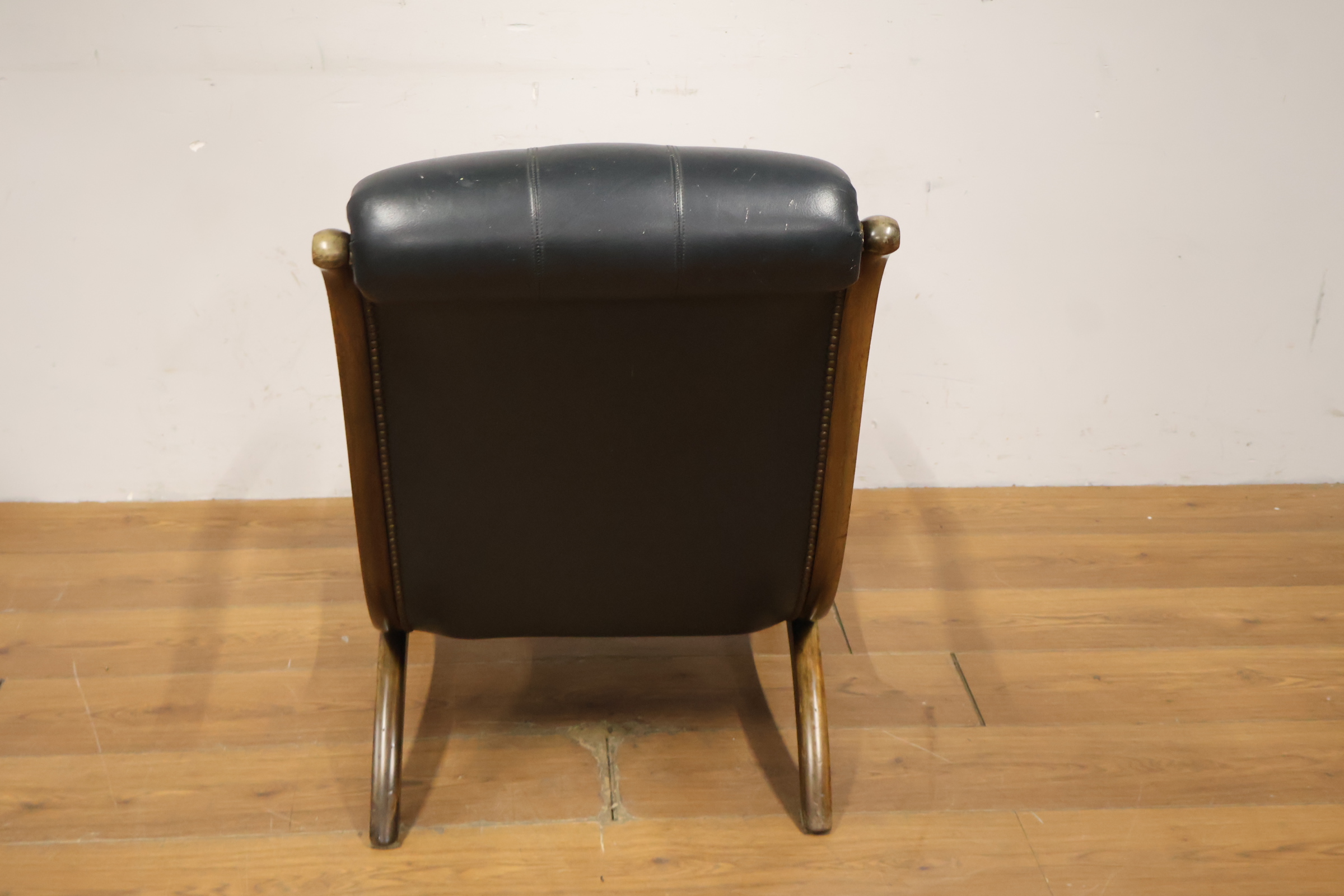 Vintage stoel met zwart leren bekleding en houten frame – foto 6 – kavel bij GSD Auctions, Zoeterwoude