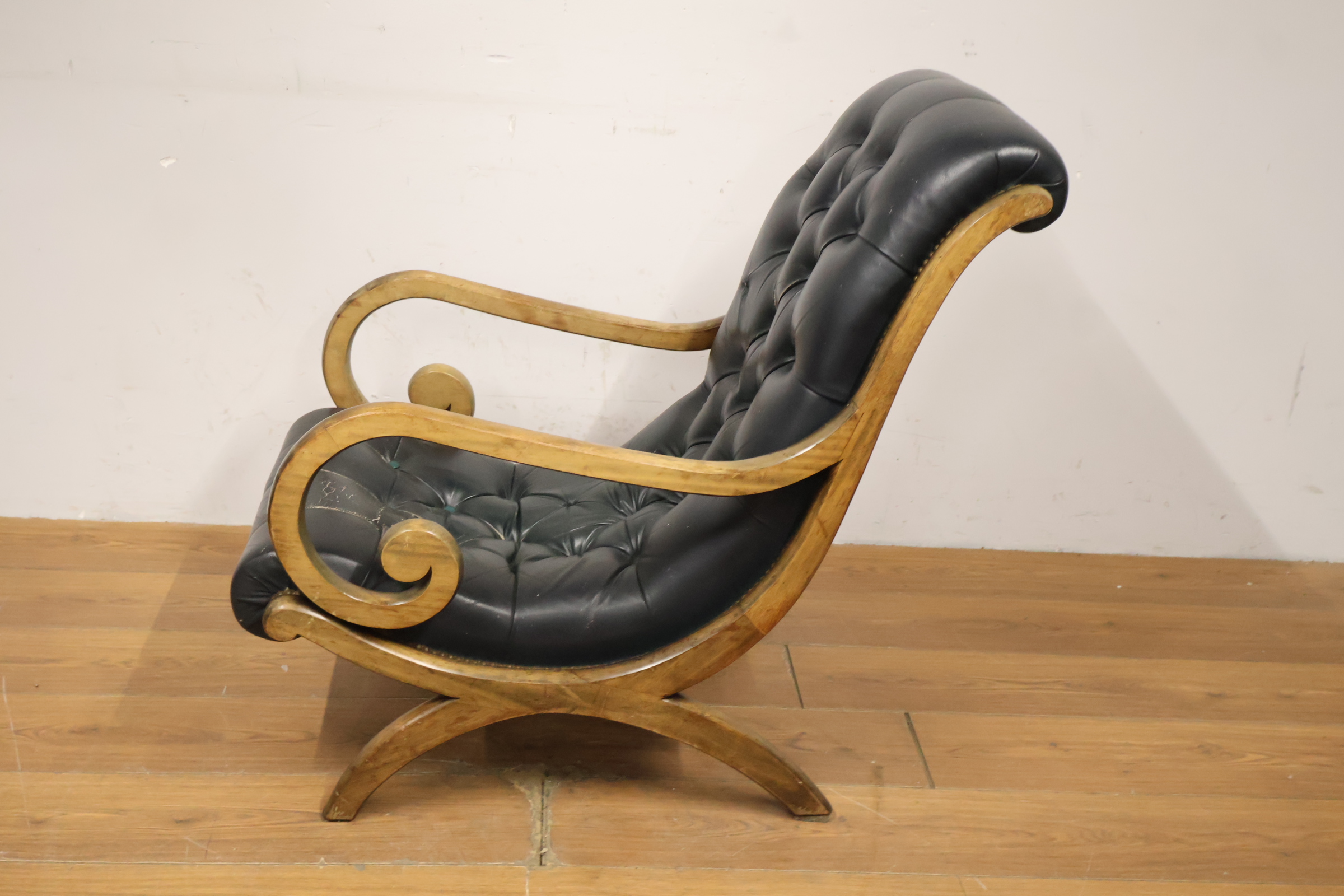 Vintage stoel met zwart leren bekleding en houten frame – foto 7 – kavel bij GSD Auctions, Zoeterwoude