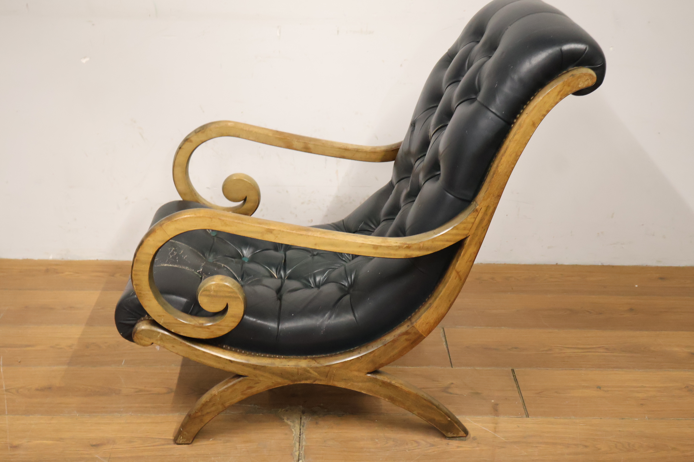 Vintage stoel met zwart leren bekleding en houten frame – foto 8 – kavel bij GSD Auctions, Zoeterwoude