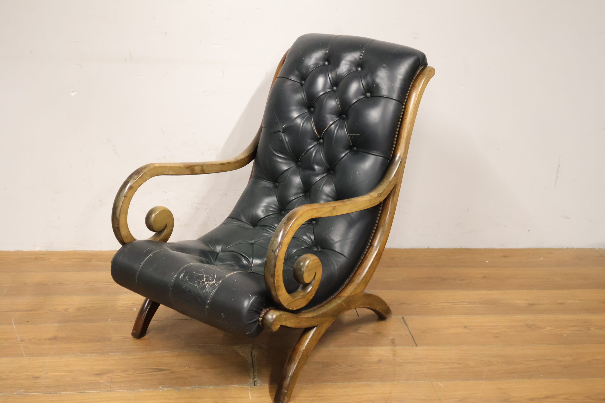 Vintage stoel met zwart leren bekleding en houten frame – foto 9 – kavel bij GSD Auctions, Zoeterwoude