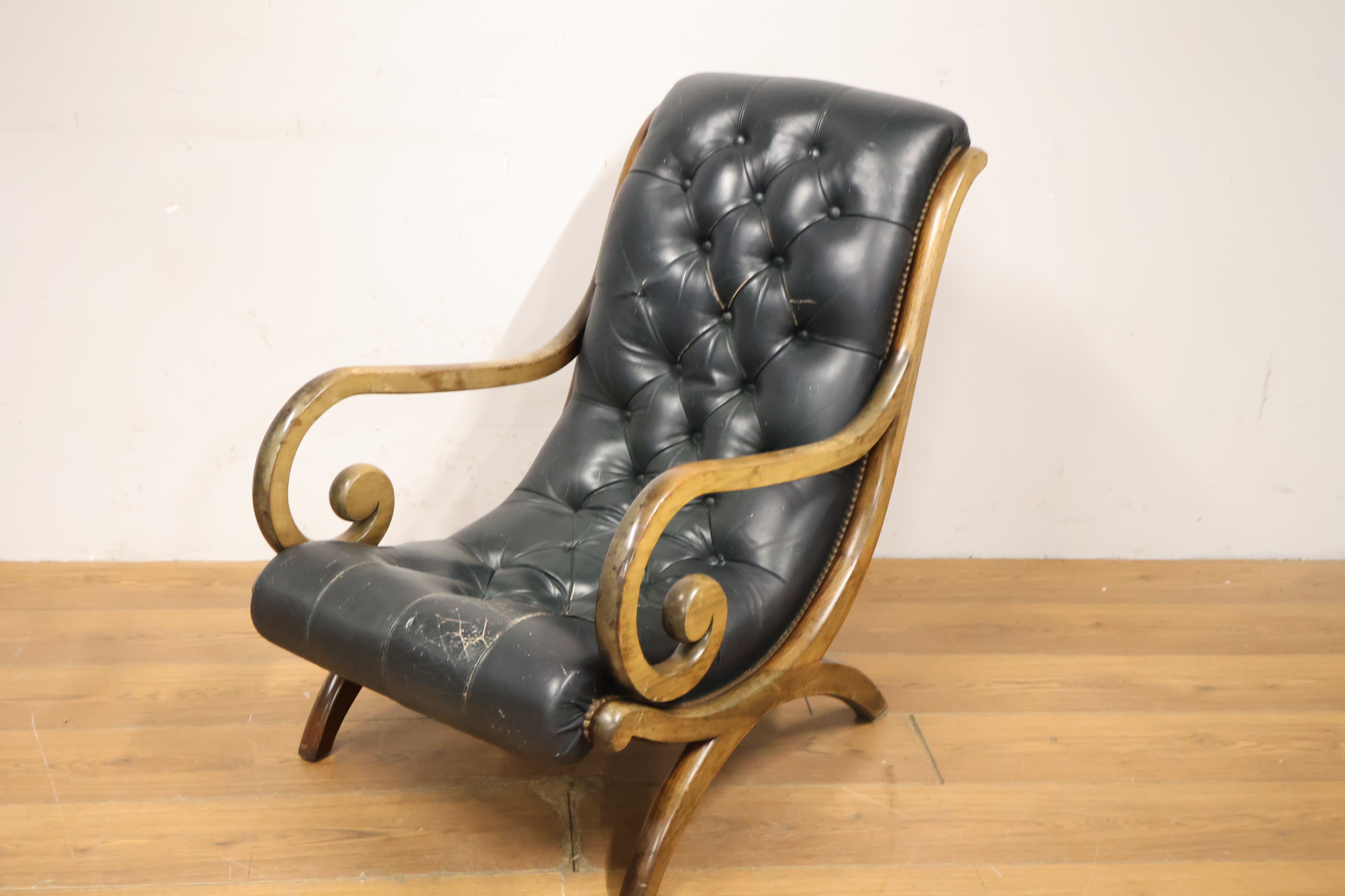Vintage stoel met zwart leren bekleding en houten frame – foto 10 – kavel bij GSD Auctions, Zoeterwoude