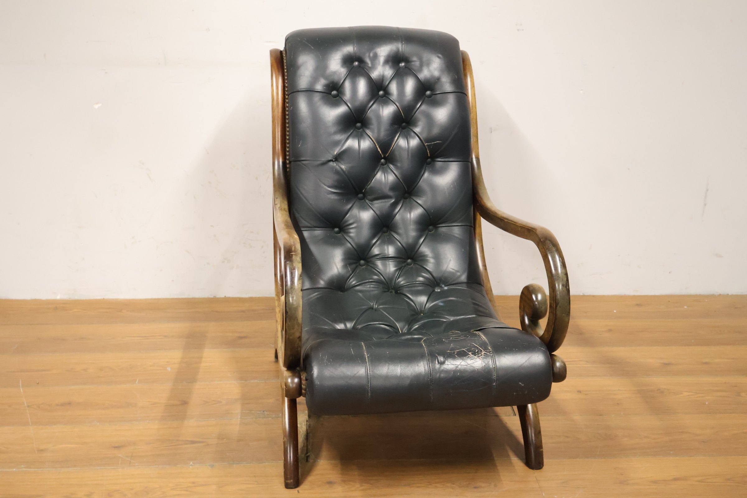 Vintage stoel met zwart leren bekleding en houten frame – foto 11 – kavel bij GSD Auctions, Zoeterwoude