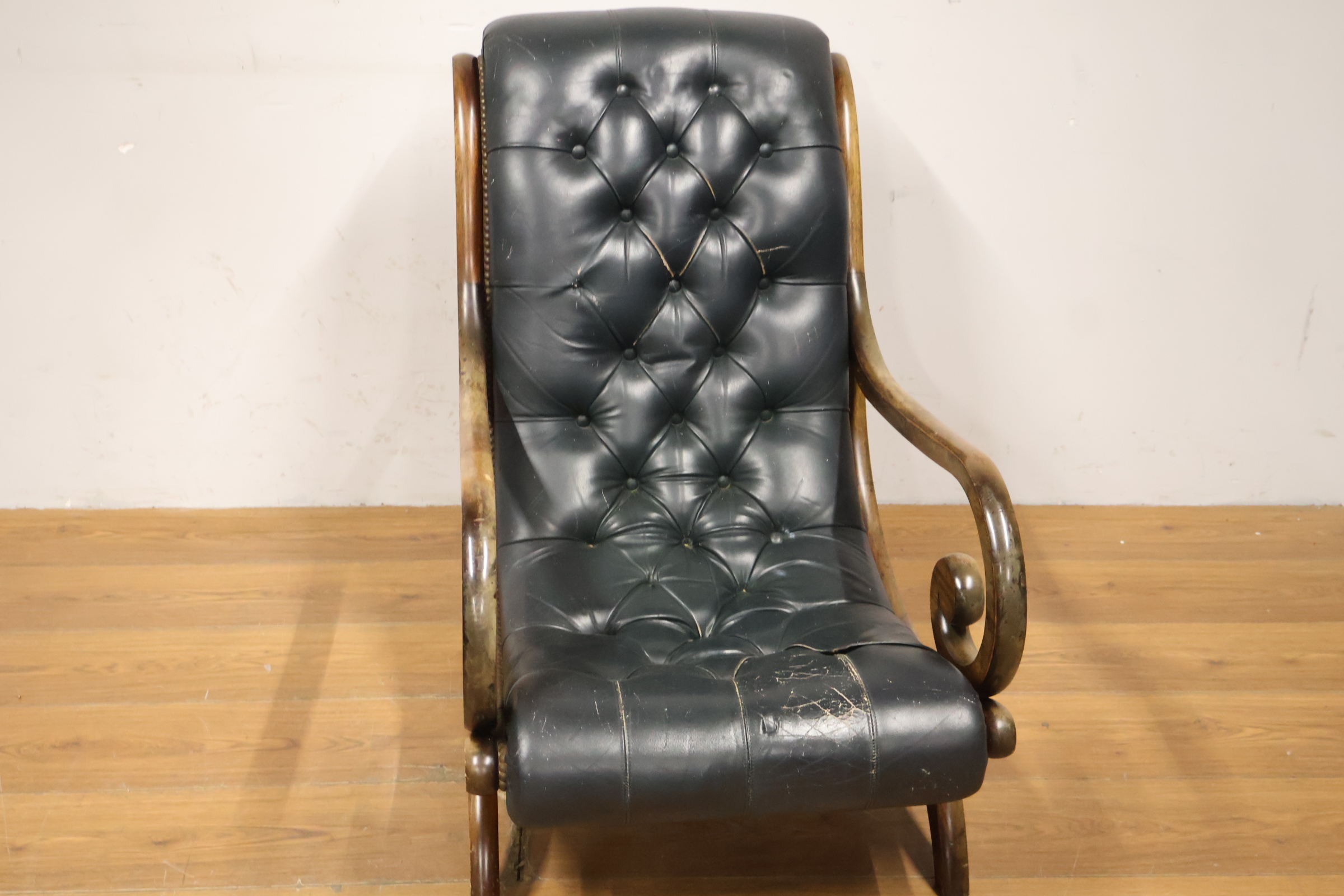 Vintage stoel met zwart leren bekleding en houten frame – foto 12 – kavel bij GSD Auctions, Zoeterwoude